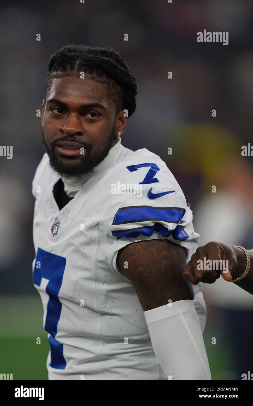 Le cornerback des Dallas Cowboys Trevon Diggs complète les échauffements de l'équipe avant un match de pré-saison NFL entre les Raiders de Las Vegas et les Dallas Cowboys au ATT Stadium d'Arlington, Texas, le 26 août 2023. Les Cowboys ont battu les Raiders 31-16. (Max Siker / image du sport) Banque D'Images