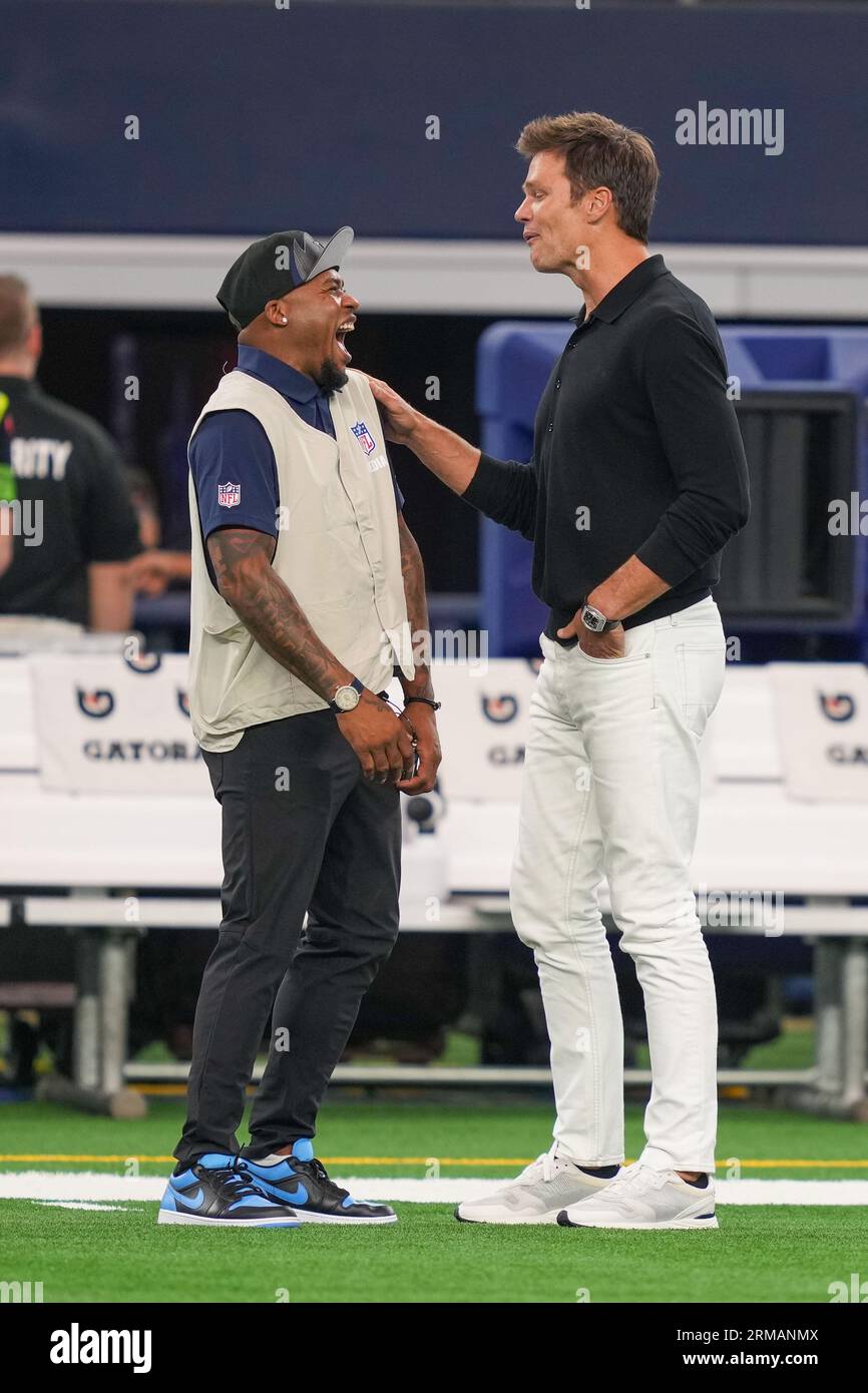 Le propriétaire minoritaire des Raiders de Las Vegas a une conversation avec Steve Smith, présentateur de la NFL Network, avant un match de pré-saison entre les Raiders de Las Vegas et les Cowboys de Dallas au ATT Stadium d'Arlington, Texas, le 26 août 2023. Les Cowboys ont battu les Raiders 31-16. (Max Siker / image du sport) Banque D'Images