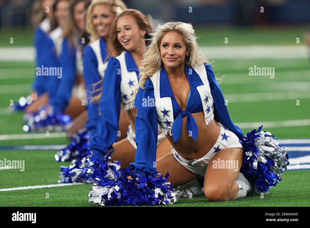 McKenzie Sherman, cheerleader des Dallas Cowboys, effectue une routine sur le terrain avant un match de pré-saison de la NFL entre les Raiders de Las Vegas et les Cowboys de Dallas au ATT Stadium d'Arlington, Texas, le 26 août 2023. Les Cowboys ont battu les Raiders 31-16. (Max Siker / image du sport) Banque D'Images