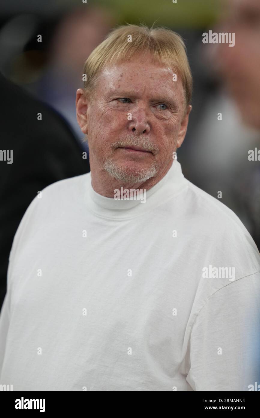 Mark Davis, propriétaire des Las Vegas Raiders, regarde les équipes s'échauffer avant un match de pré-saison de la NFL entre les Las Vegas Raiders et les Dallas Cowboys au ATT Stadium d'Arlington, Texas, le 26 août 2023. Les Cowboys ont battu les Raiders 31-16. (Max Siker / image du sport) Banque D'Images
