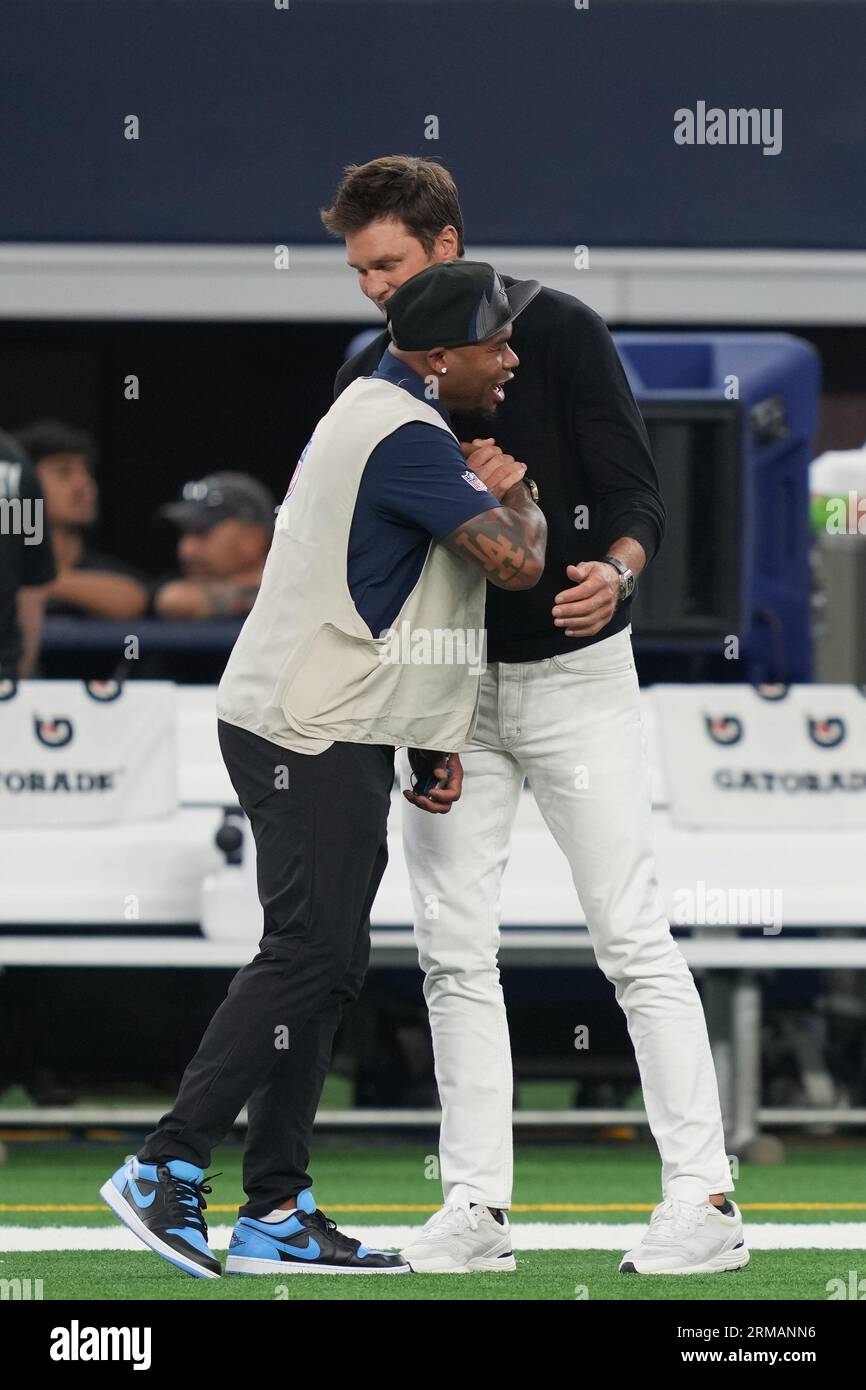Le propriétaire minoritaire des Raiders de Las Vegas a une conversation avec Steve Smith, présentateur de la NFL Network, avant un match de pré-saison entre les Raiders de Las Vegas et les Cowboys de Dallas au ATT Stadium d'Arlington, Texas, le 26 août 2023. Les Cowboys ont battu les Raiders 31-16. (Max Siker / image du sport) Banque D'Images