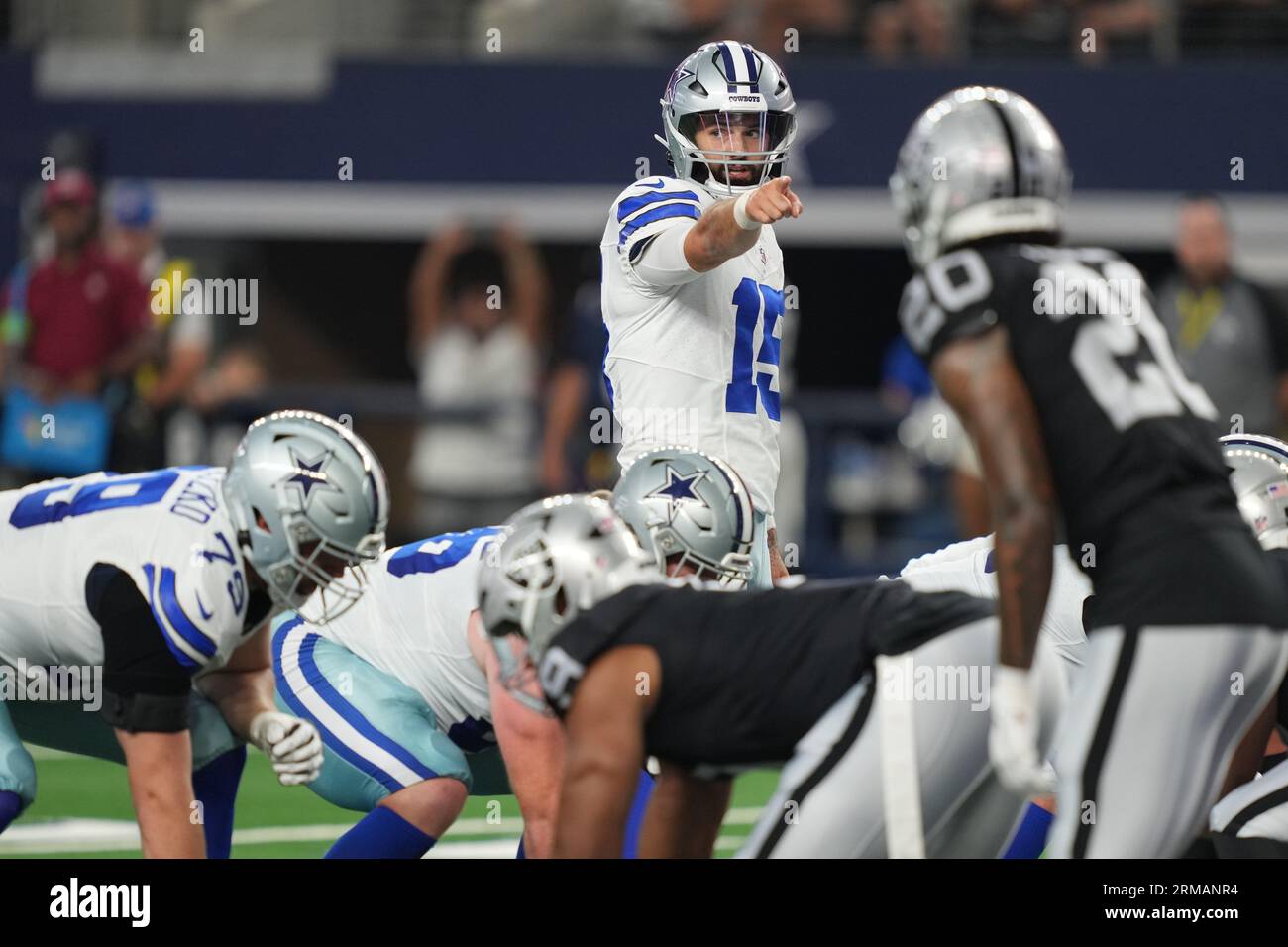 Le quarterback des Dallas Cowboys Will Grier (15 ans) dirige la cadence pré-snap lors d'un match de pré-saison de la NFL entre les Raiders de Las Vegas et les Dallas Cowboys au ATT Stadium d'Arlington, Texas, le 26 août 2023. Les Cowboys ont battu les Raiders 31-16. (Max Siker / image du sport) Banque D'Images