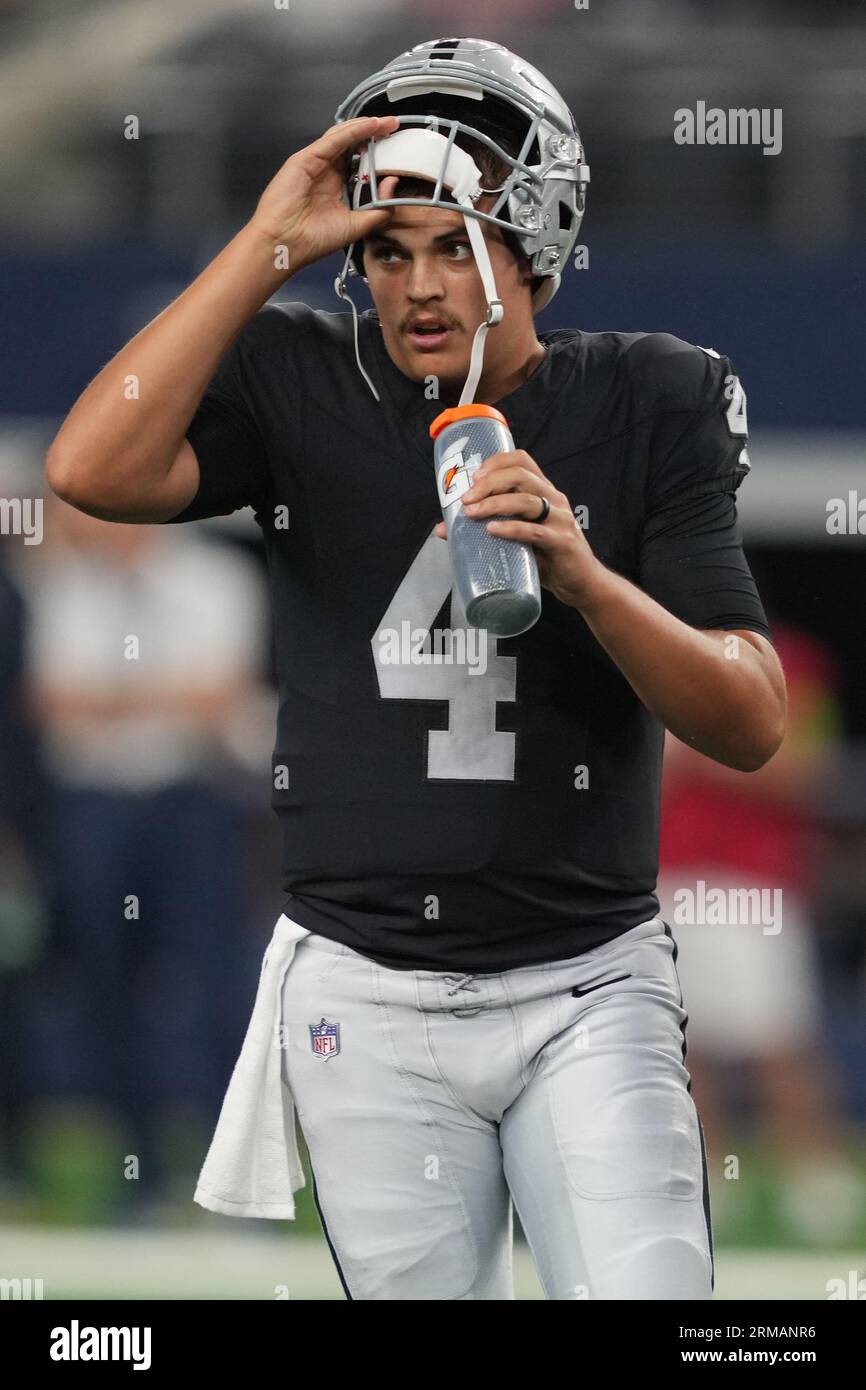 Le quarterback des Raiders de Las Vegas, Aidan O'Connell (4), fait une pause pendant un match de pré-saison de la NFL entre les Raiders de Las Vegas et les Cowboys de Dallas au ATT Stadium d'Arlington, Texas, le 26 août 2023. Les Cowboys ont battu les Raiders 31-16. (Max Siker / image du sport) Banque D'Images
