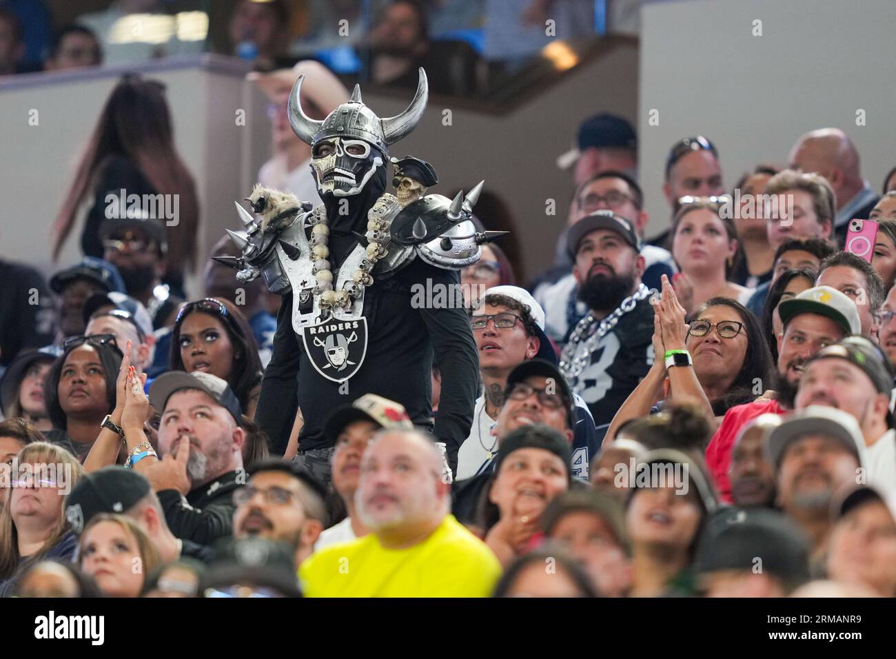 Les fans des Raiders de Las Vegas se tiennent autour de fans assis lors d'un match de pré-saison de la NFL entre les Raiders de Las Vegas et les Cowboys de Dallas au ATT Stadium d'Arlington, Texas, le 26 août 2023. Les Cowboys ont battu les Raiders 31-16. (Max Siker / image du sport) Banque D'Images