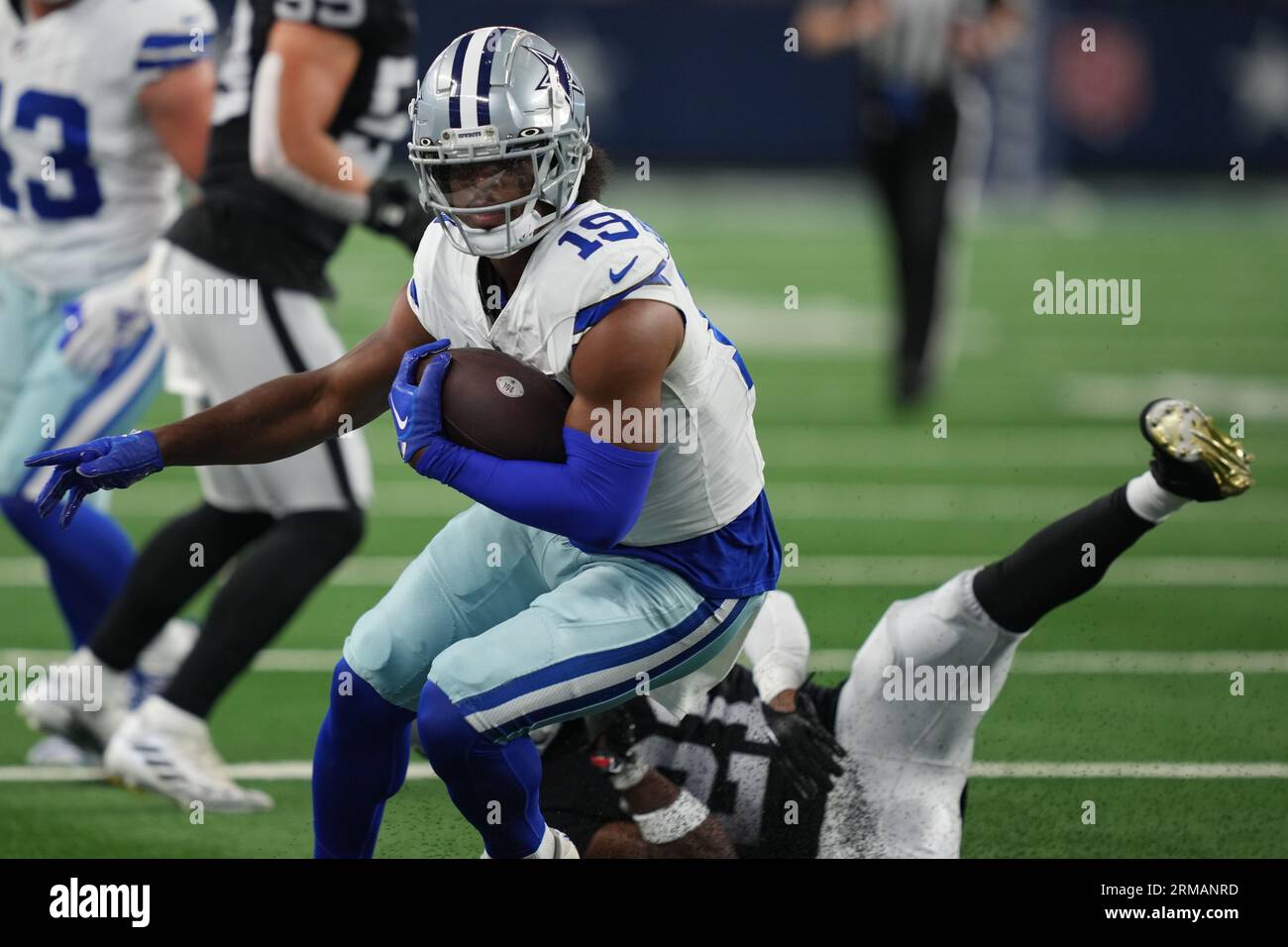 Dontario Drummond (19 ans), receveur des Dallas Cowboys, est attaqué par le cornerback des Las Vegas Raiders Amik Robertson (21 ans) lors d'un match de pré-saison de la NFL entre les Las Vegas Raiders et les Dallas Cowboys au ATT Stadium d'Arlington, Texas, le 26 août 2023. Les Cowboys ont battu les Raiders 31-16. (Max Siker / image du sport) Banque D'Images