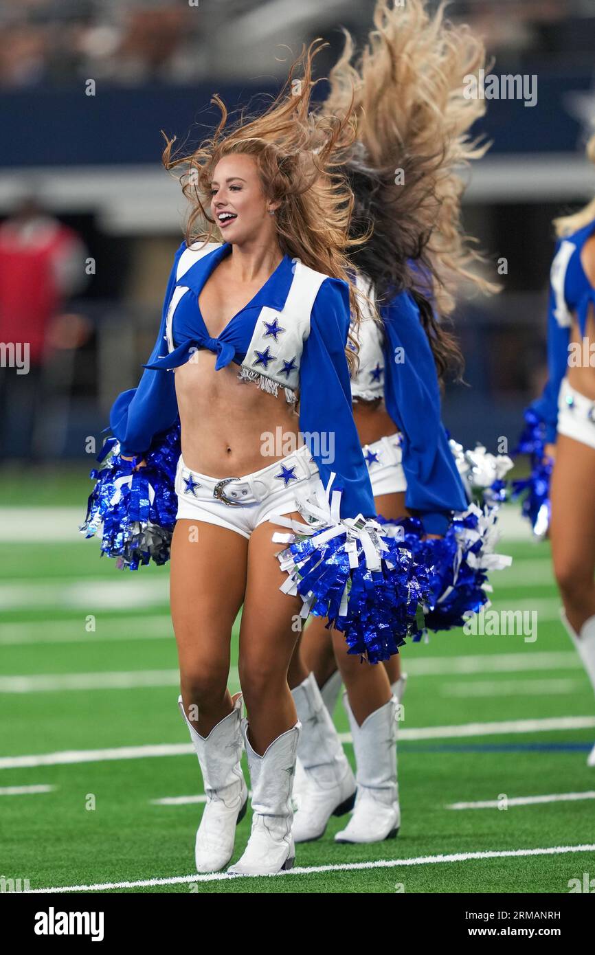 Claire Wolford, cheerleader des Dallas Cowboys, effectue une routine sur le terrain avant un match de pré-saison de la NFL entre les Raiders de Las Vegas et les Dallas Cowboys au ATT Stadium d'Arlington, Texas, le 26 août 2023. Les Cowboys ont battu les Raiders 31-16. (Max Siker / image du sport) Banque D'Images