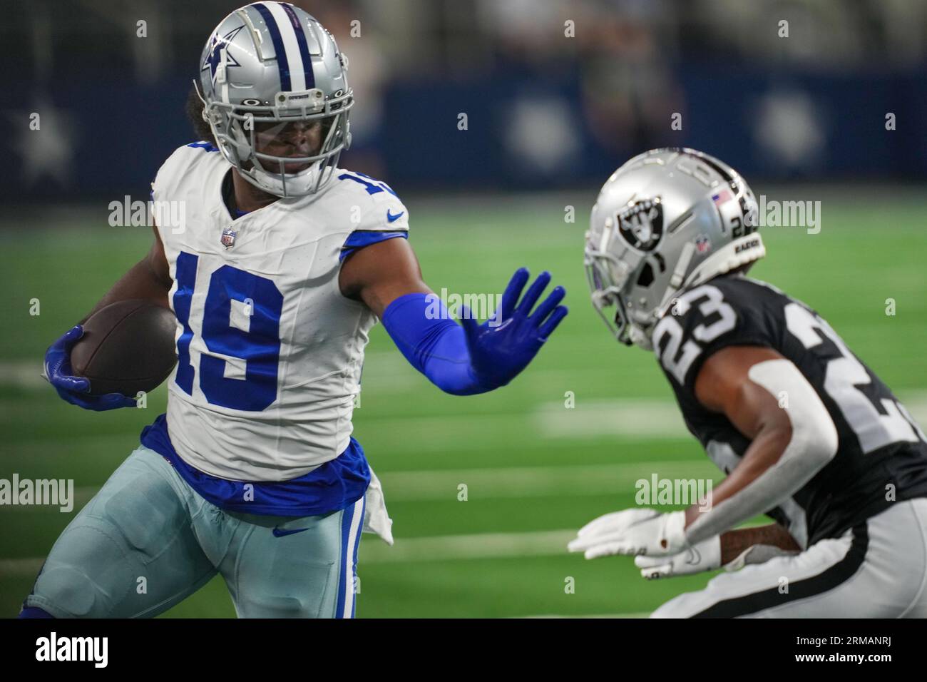 Dontario Drummond (19 ans), receveur des Dallas Cowboys, met un bras raide au cornerback des Las Vegas Raiders Duke Shelley (23 ans) lors d'un match de pré-saison de la NFL entre les Las Vegas Raiders et les Dallas Cowboys au ATT Stadium d'Arlington, Texas, le 26 août 2023. Les Cowboys ont battu les Raiders 31-16. (Max Siker / image du sport) Banque D'Images