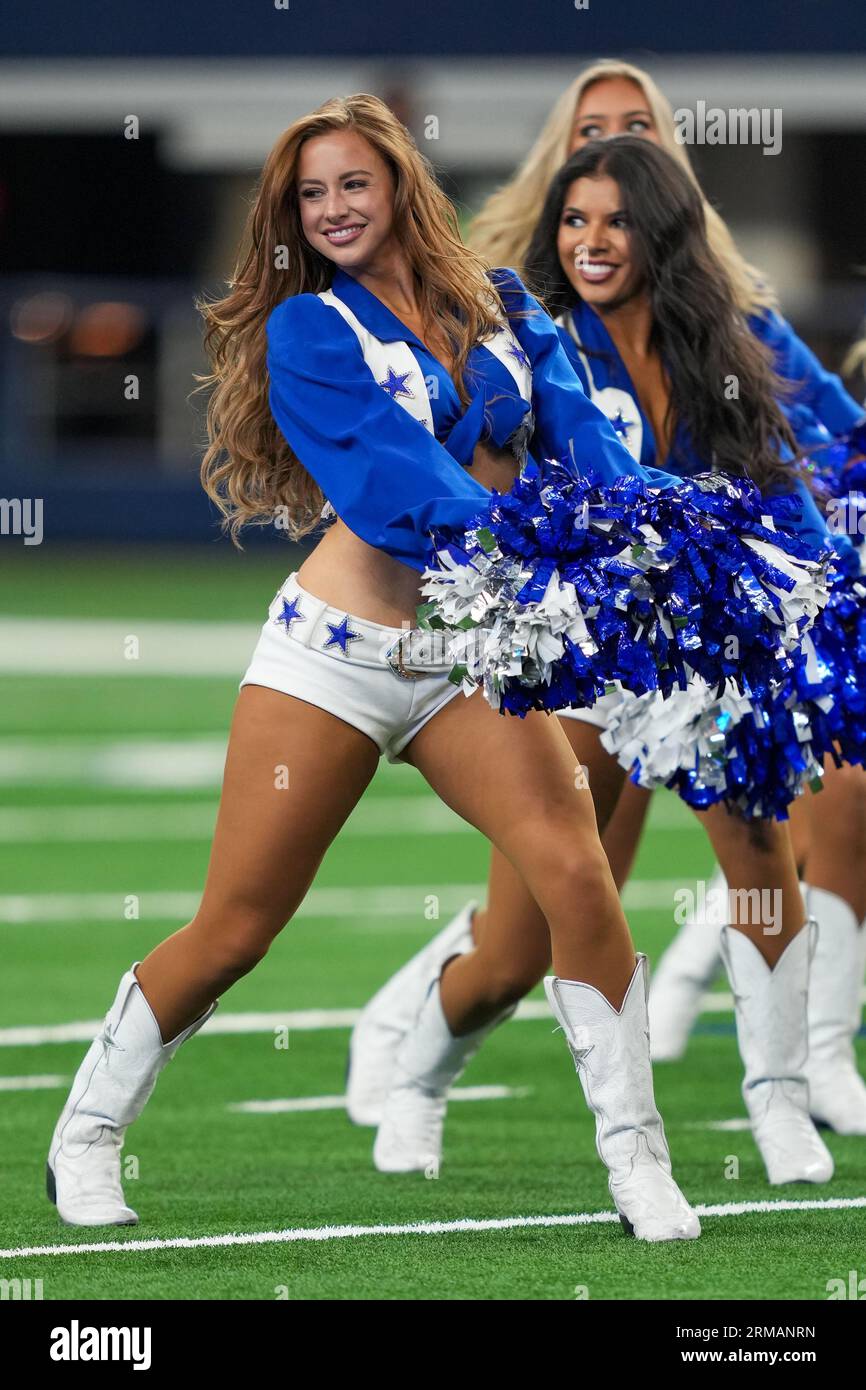 Claire Wolford, cheerleader des Dallas Cowboys, effectue une routine sur le terrain avant un match de pré-saison de la NFL entre les Raiders de Las Vegas et les Dallas Cowboys au ATT Stadium d'Arlington, Texas, le 26 août 2023. Les Cowboys ont battu les Raiders 31-16. (Max Siker / image du sport) Banque D'Images