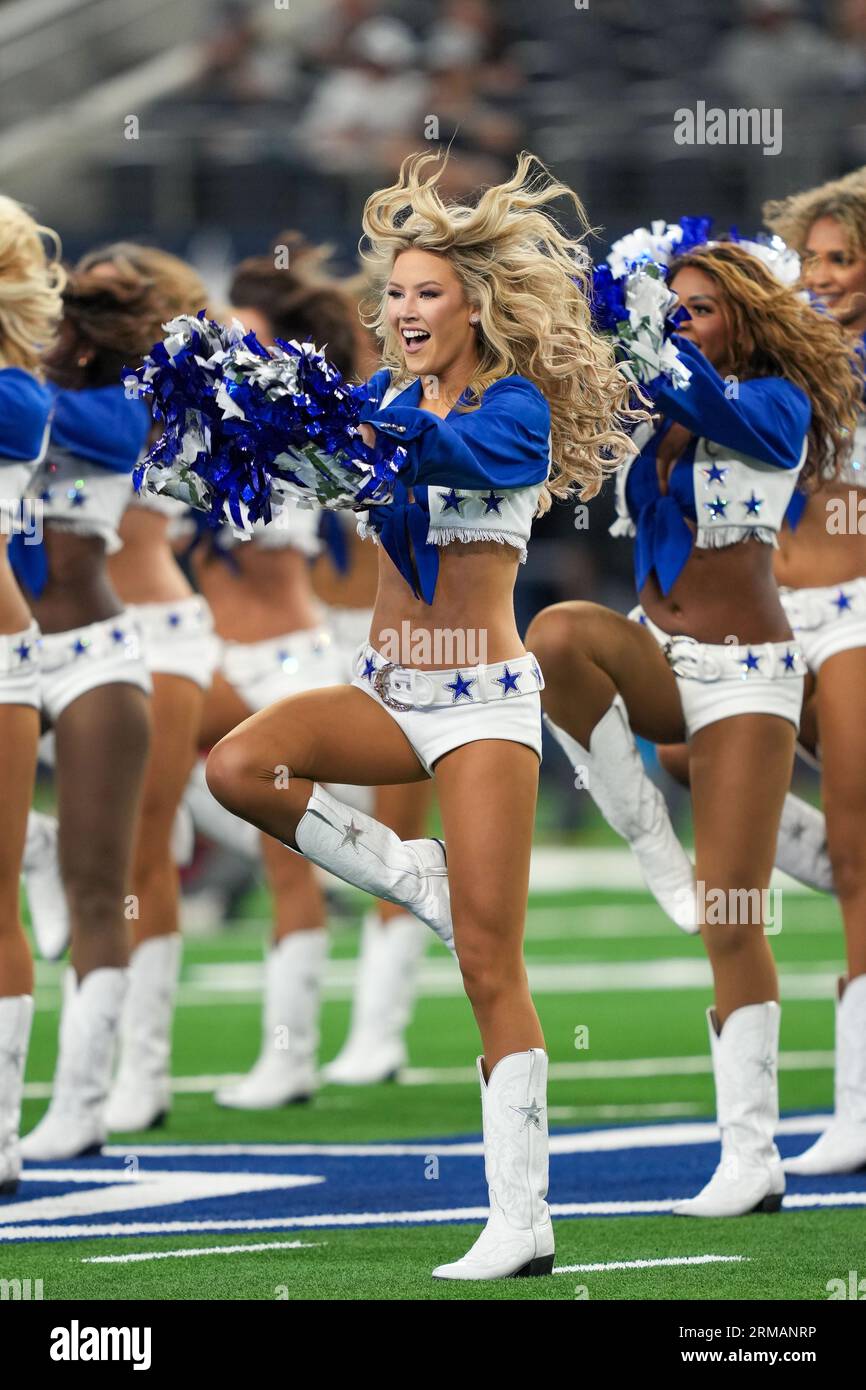 Megan McElaney, cheerleader des Dallas Cowboys, effectue une routine sur le terrain avant un match de pré-saison de la NFL entre les Raiders de Las Vegas et les Dallas Cowboys au ATT Stadium d'Arlington, Texas, le 26 août 2023. Les Cowboys ont battu les Raiders 31-16. (Max Siker / image du sport) Banque D'Images