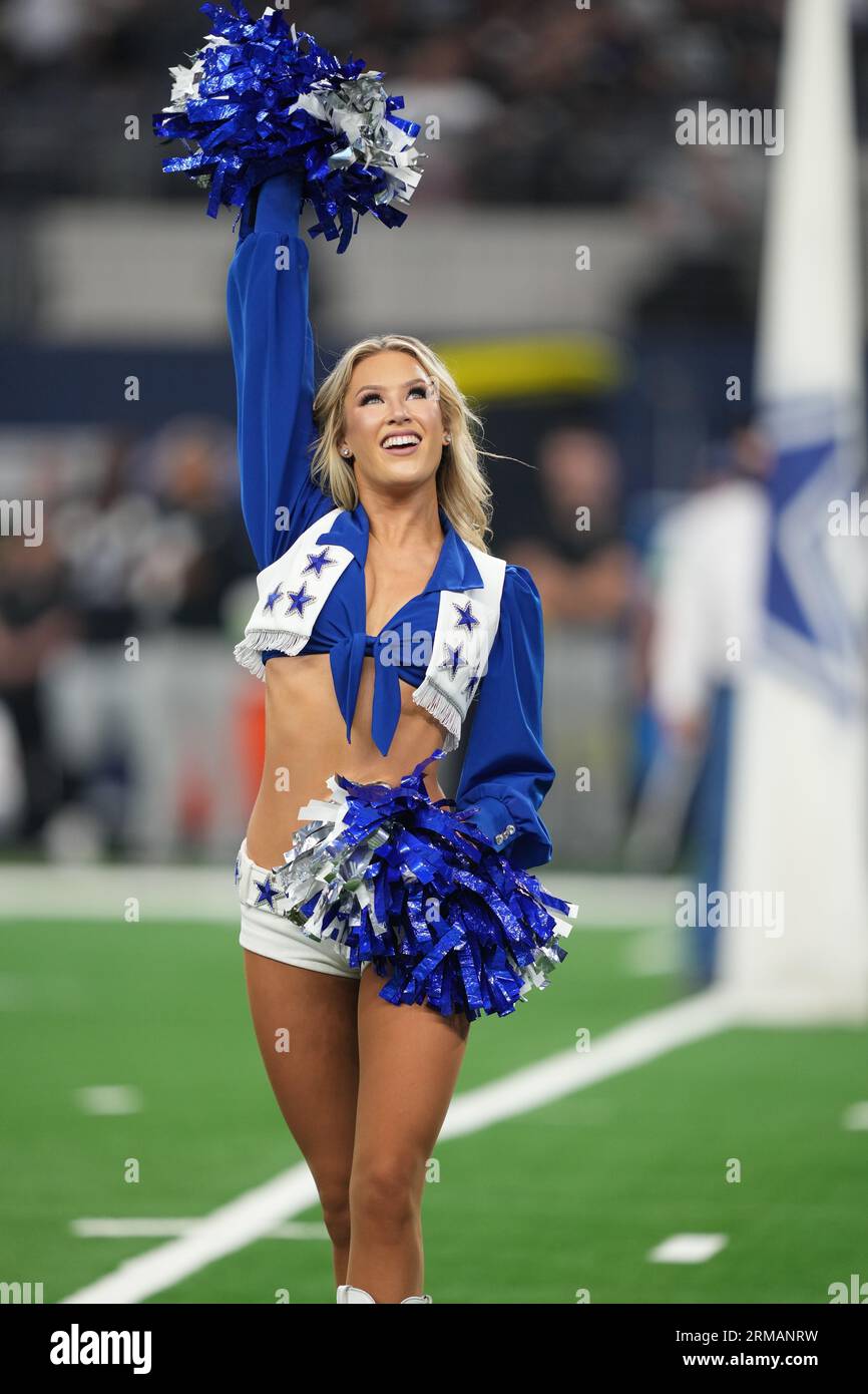 Megan McElaney, meneuse des Dallas Cowboys, rassemble la foule avant un match de pré-saison de la NFL entre les Raiders de Las Vegas et les Dallas Cowboys au ATT Stadium d'Arlington, Texas, le 26 août 2023. Les Cowboys ont battu les Raiders 31-16. (Max Siker / image du sport) Banque D'Images