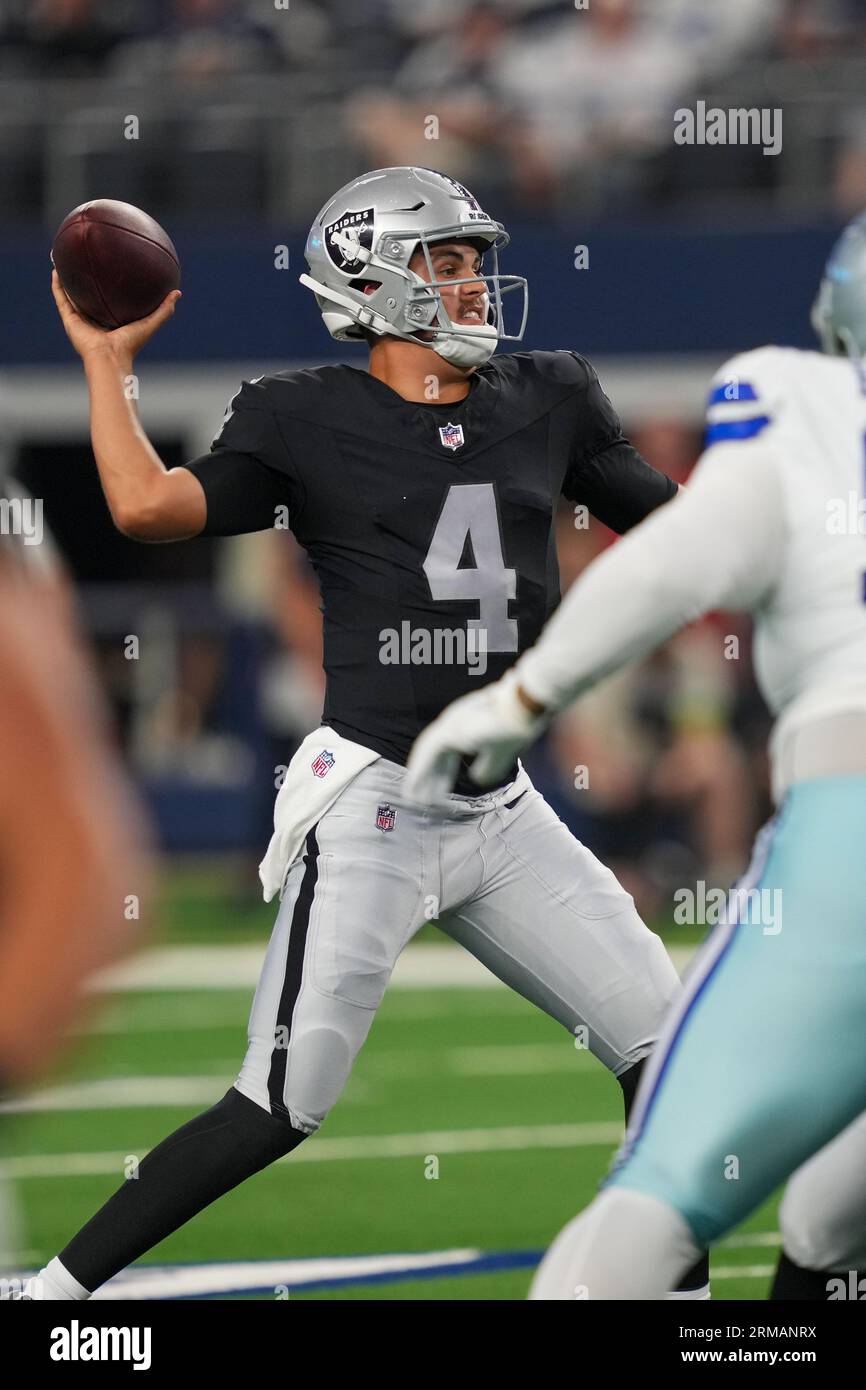 Le quarterback des Raiders de Las Vegas, Aidan O'Connell (4), passe devant le Football lors d'un match de pré-saison de la NFL entre les Raiders de Las Vegas et les Cowboys de Dallas au ATT Stadium d'Arlington, Texas, le 26 août 2023. Les Cowboys ont battu les Raiders 31-16. (Max Siker / image du sport) Banque D'Images