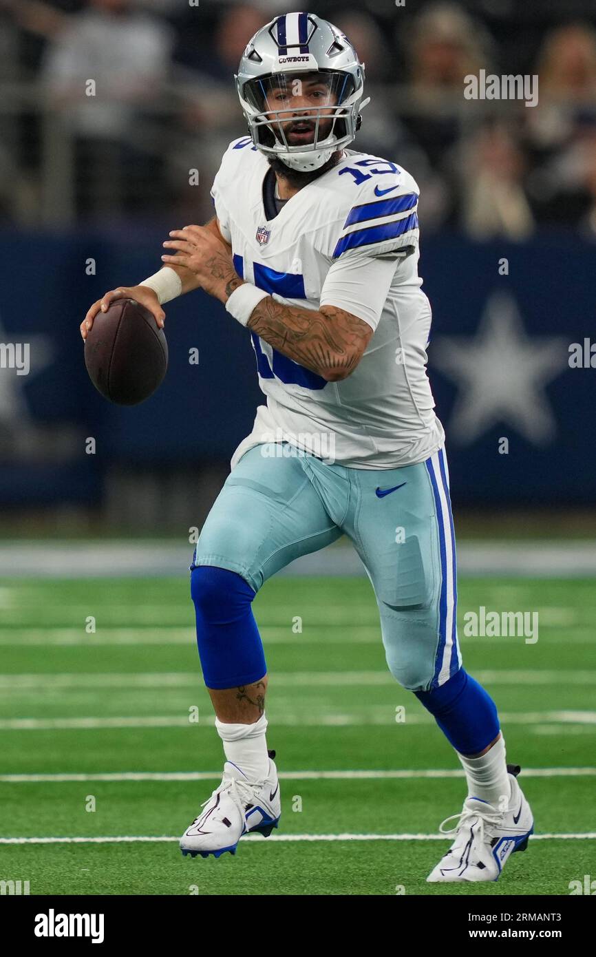 Le quarterback des Dallas Cowboys, Will Grier (15 ans), sort de la poche pour un match de pré-saison de la NFL entre les Raiders de Las Vegas et les Dallas Cowboys au ATT Stadium d'Arlington, Texas, le 26 août 2023. Les Cowboys ont battu les Raiders 31-16. (Max Siker / image du sport) Banque D'Images