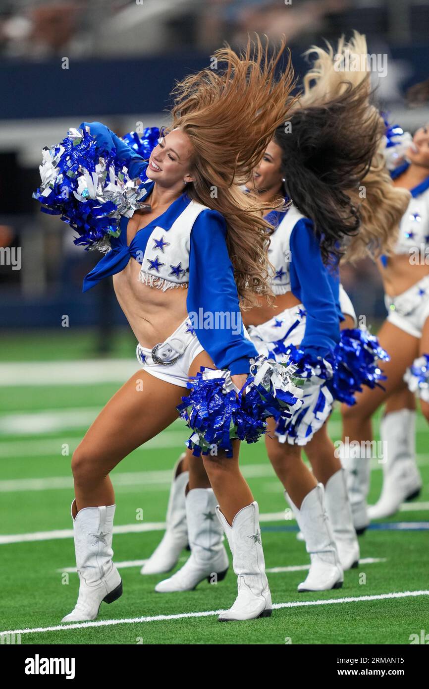 Claire Wolford, cheerleader des Dallas Cowboys, effectue une routine sur le terrain avant un match de pré-saison de la NFL entre les Raiders de Las Vegas et les Dallas Cowboys au ATT Stadium d'Arlington, Texas, le 26 août 2023. Les Cowboys ont battu les Raiders 31-16. (Max Siker / image du sport) Banque D'Images