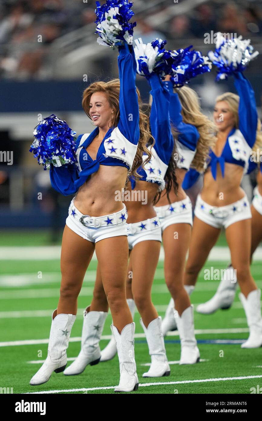 Claire Wolford, cheerleader des Dallas Cowboys, effectue une routine sur le terrain avant un match de pré-saison de la NFL entre les Raiders de Las Vegas et les Dallas Cowboys au ATT Stadium d'Arlington, Texas, le 26 août 2023. Les Cowboys ont battu les Raiders 31-16. (Max Siker / image du sport) Banque D'Images