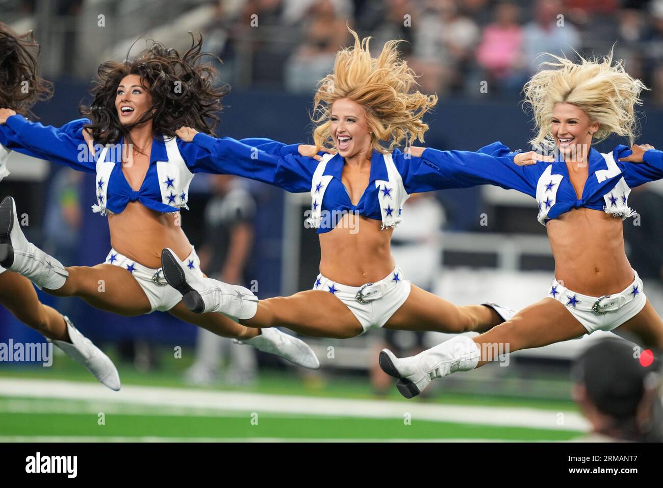 Kelcey Wetterberg, Kylie Dickson et Sophy Laufer, les pom-pom-champions des Dallas Cowboys, réalisent les matchs de saut avant un match de pré-saison de la NFL entre les Raiders de Las Vegas et les Cowboys de Dallas au ATT Stadium d'Arlington, Texas, le 26 août 2023. Les Cowboys ont battu les Raiders 31-16. (Max Siker / image du sport) Banque D'Images