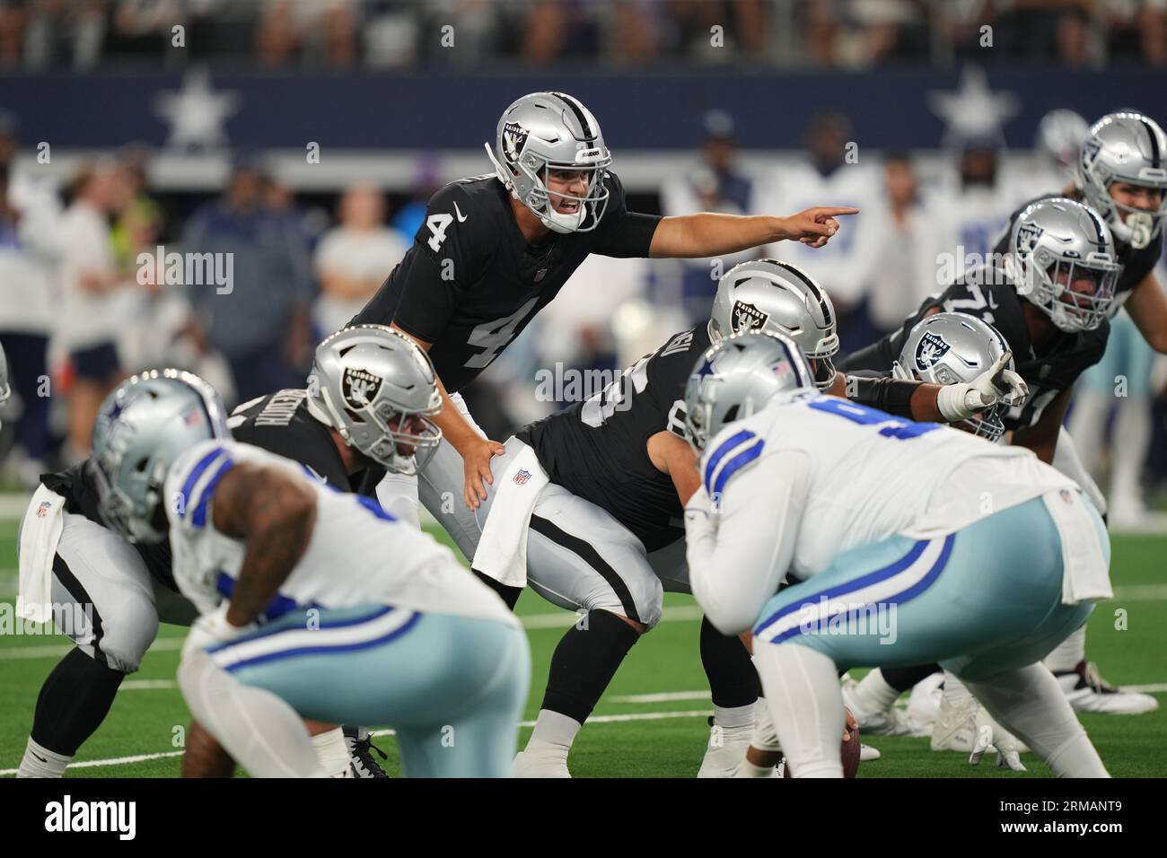 Le quarterback des Raiders de Las Vegas, Aidan O'Connell (4), dirige une cadence pré-snap lors d'un match de pré-saison de la NFL entre les Raiders de Las Vegas et les Cowboys de Dallas au ATT Stadium d'Arlington, Texas, le 26 août 2023. Les Cowboys ont battu les Raiders 31-16. (Max Siker / image du sport) Banque D'Images
