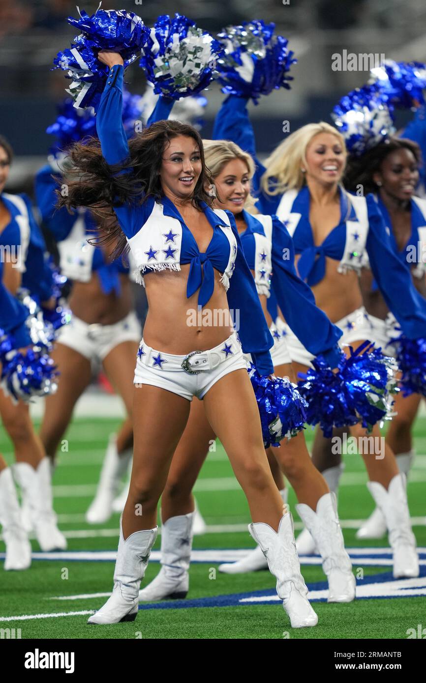 Kelcey Wetterberg, cheerleader des Dallas Cowboys, effectue une routine sur le terrain avant un match de pré-saison de la NFL entre les Raiders de Las Vegas et les Dallas Cowboys au ATT Stadium d'Arlington, Texas, le 26 août 2023. Les Cowboys ont battu les Raiders 31-16. (Max Siker / image du sport) Banque D'Images