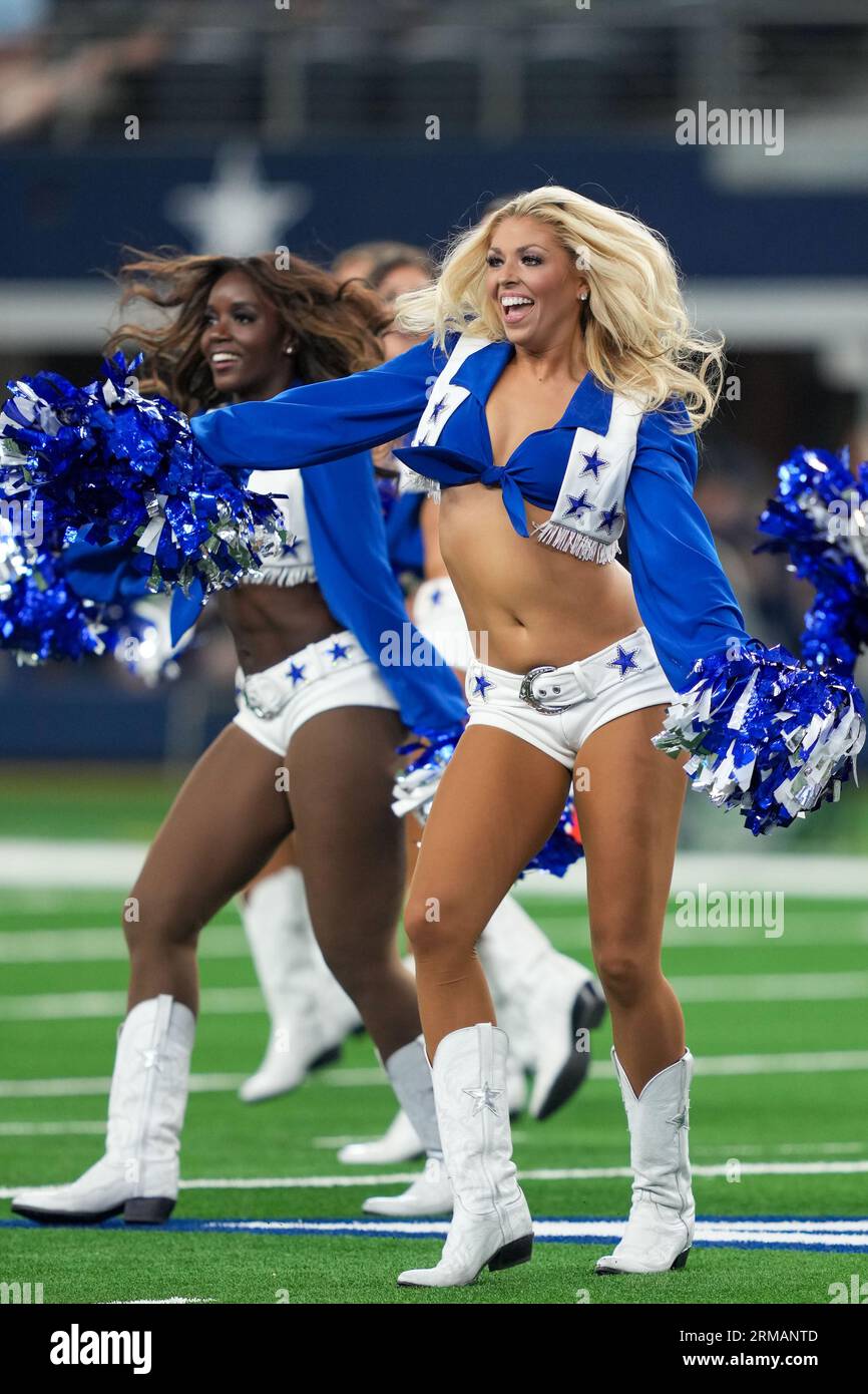 Victoria Kalina, cheerleader des Dallas Cowboys, effectue une routine sur le terrain avant un match de pré-saison de la NFL entre les Raiders de Las Vegas et les Dallas Cowboys au ATT Stadium d'Arlington, Texas, le 26 août 2023. Les Cowboys ont battu les Raiders 31-16. (Max Siker / image du sport) Banque D'Images