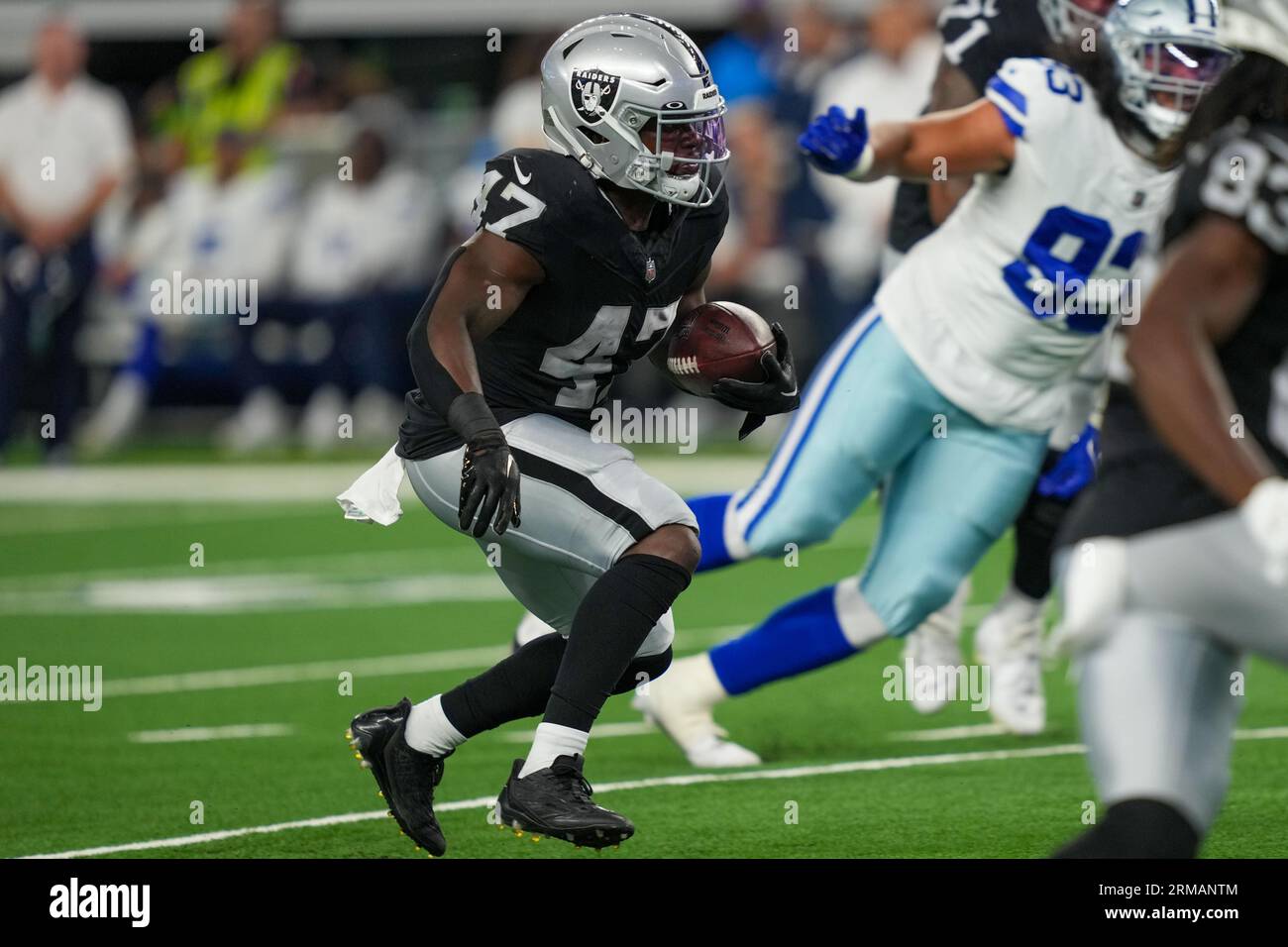 Las Vegas Raiders Running Back sincere McCormick (47) se précipite sur le terrain lors d'un match de pré-saison de la NFL entre les Las Vegas Raiders et les Dallas Cowboys au ATT Stadium d'Arlington, Texas, le 26 août 2023. Les Cowboys ont battu les Raiders 31-16. (Max Siker / image du sport) Banque D'Images