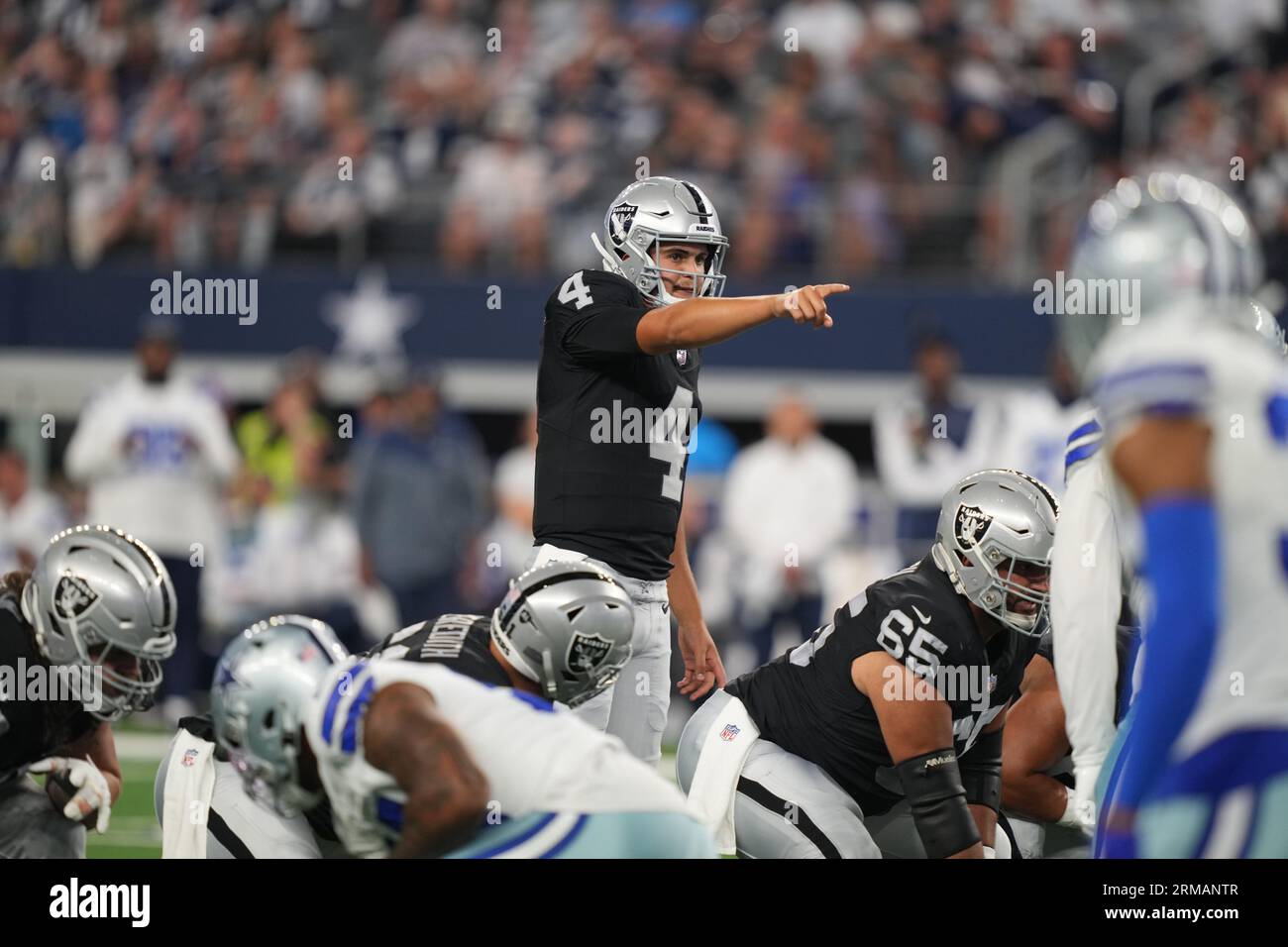 Le quarterback des Raiders de Las Vegas, Aidan O'Connell (4), dirige une cadence pré-snap lors d'un match de pré-saison de la NFL entre les Raiders de Las Vegas et les Cowboys de Dallas au ATT Stadium d'Arlington, Texas, le 26 août 2023. Les Cowboys ont battu les Raiders 31-16. (Max Siker / image du sport) Banque D'Images