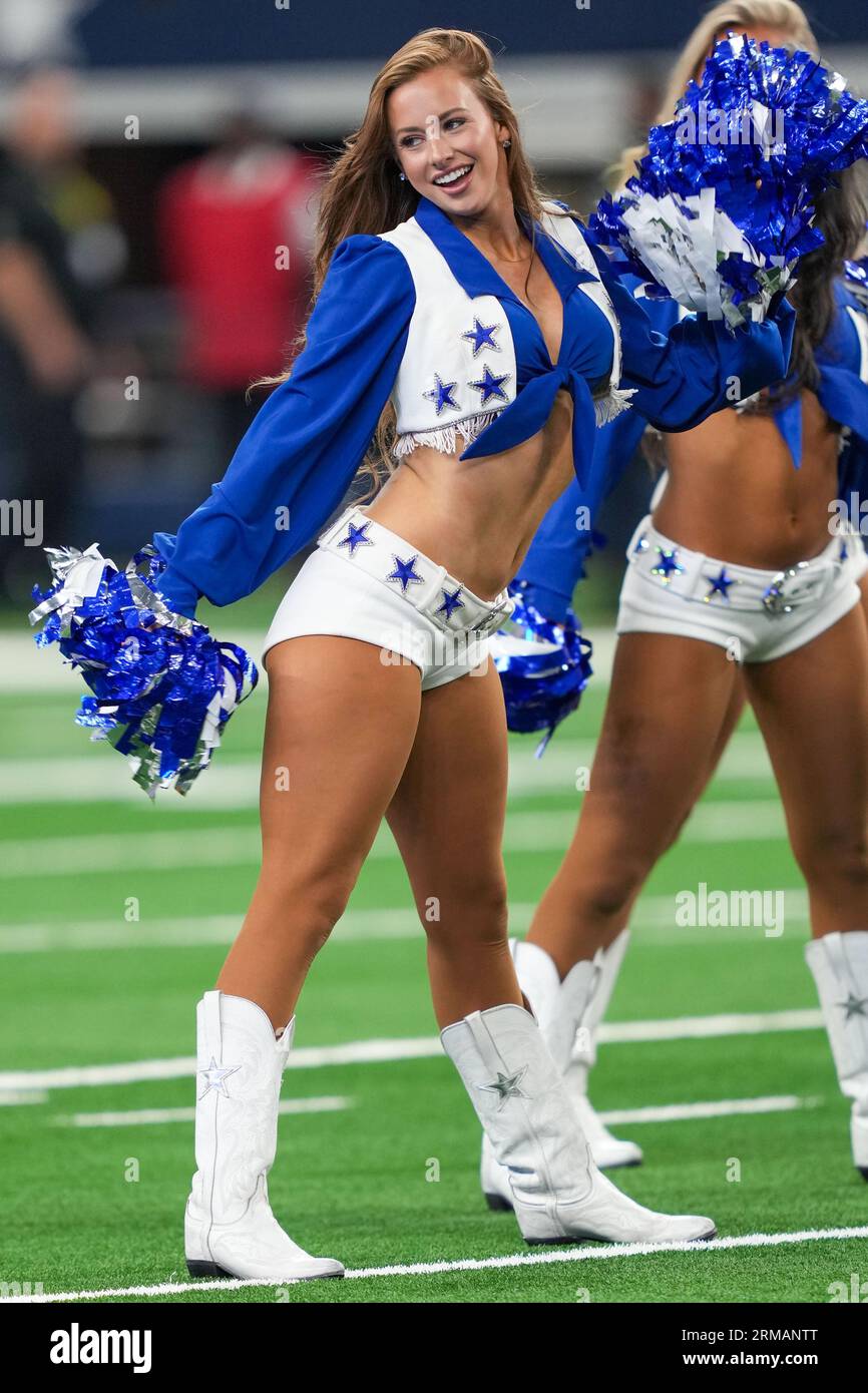 Claire Wolford, cheerleader des Dallas Cowboys, effectue une routine sur le terrain avant un match de pré-saison de la NFL entre les Raiders de Las Vegas et les Dallas Cowboys au ATT Stadium d'Arlington, Texas, le 26 août 2023. Les Cowboys ont battu les Raiders 31-16. (Max Siker / image du sport) Banque D'Images