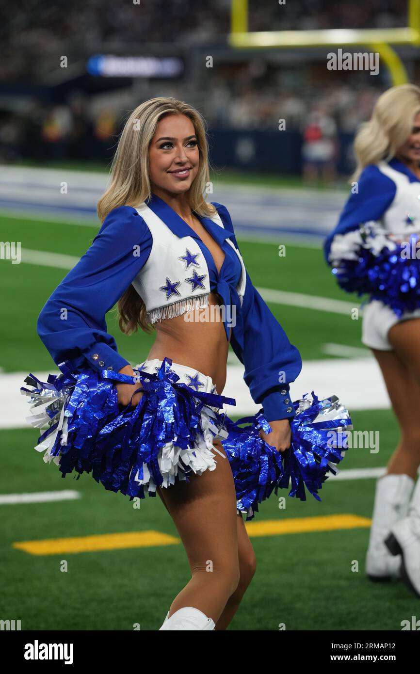 Dani McGinnis, cheerleader des Dallas Cowboys, joue lors d'un match de pré-saison NFL entre les Raiders de Las Vegas et les Dallas Cowboys au ATT Stadium d'Arlington, Texas, le 26 août 2023. Les Cowboys ont battu les Raiders 31-16. (Max Siker / image du sport) Banque D'Images