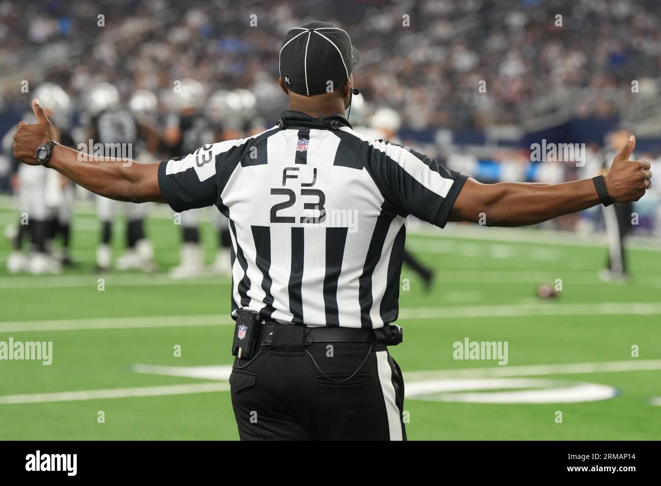 Trawick Boger (23 ans), arbitre de la NFL, lors d'un match de pré-saison entre les Raiders de Las Vegas et les Cowboys de Dallas au ATT Stadium d'Arlington, Texas, le 26 août 2023. Les Cowboys ont battu les Raiders 31-16. (Max Siker / image du sport) Banque D'Images