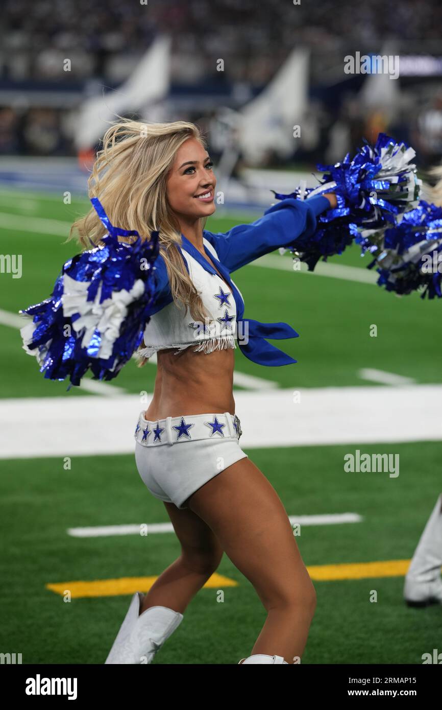 Dani McGinnis, cheerleader des Dallas Cowboys, joue lors d'un match de pré-saison NFL entre les Raiders de Las Vegas et les Dallas Cowboys au ATT Stadium d'Arlington, Texas, le 26 août 2023. Les Cowboys ont battu les Raiders 31-16. (Max Siker / image du sport) Banque D'Images