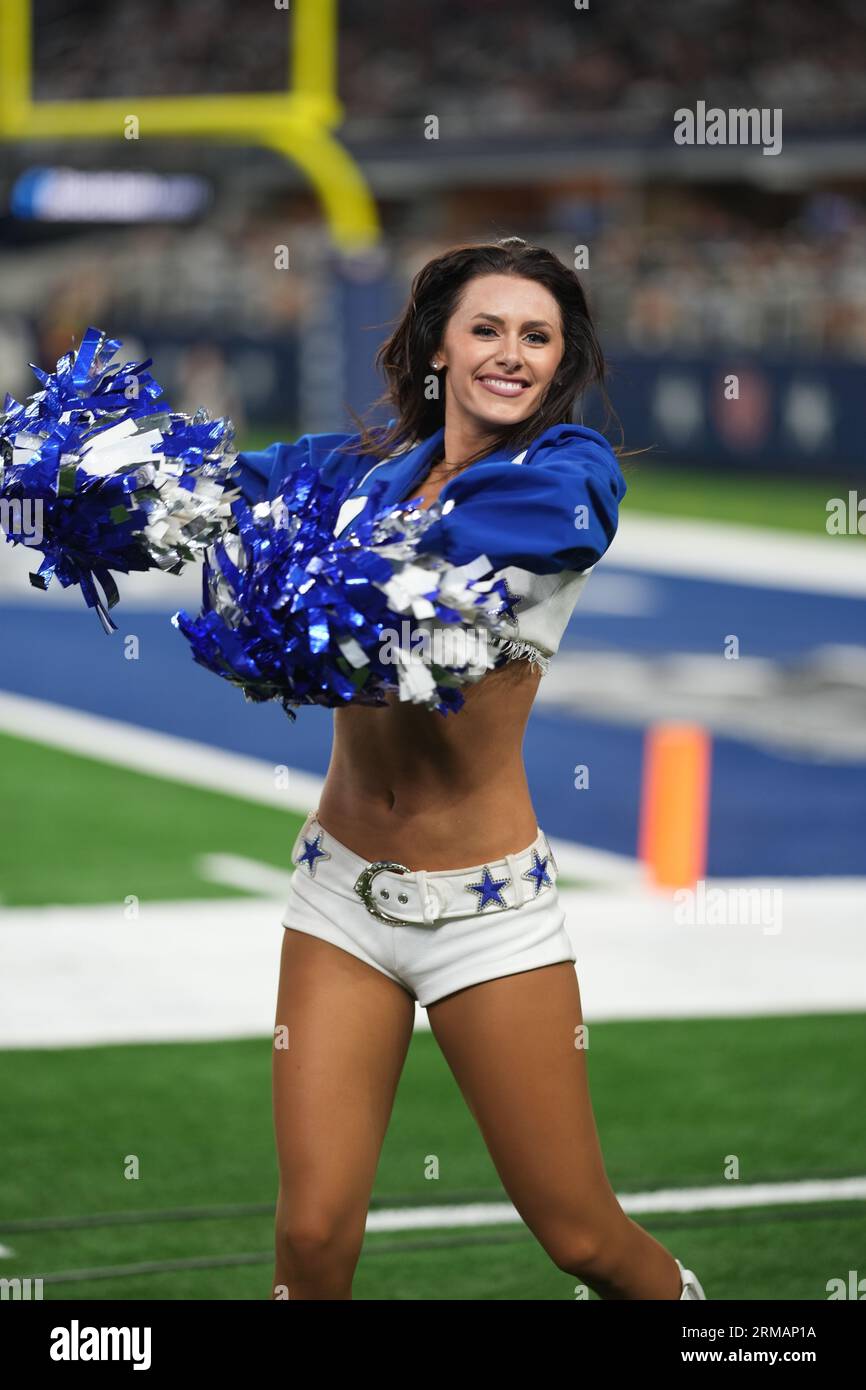 Amanda Howard, cheerleader des Dallas Cowboys, danse lors d'un match de pré-saison de la NFL entre les Raiders de Las Vegas et les Dallas Cowboys au ATT Stadium d'Arlington, Texas, le 26 août 2023. Les Cowboys ont battu les Raiders 31-16. (Max Siker / image du sport) Banque D'Images