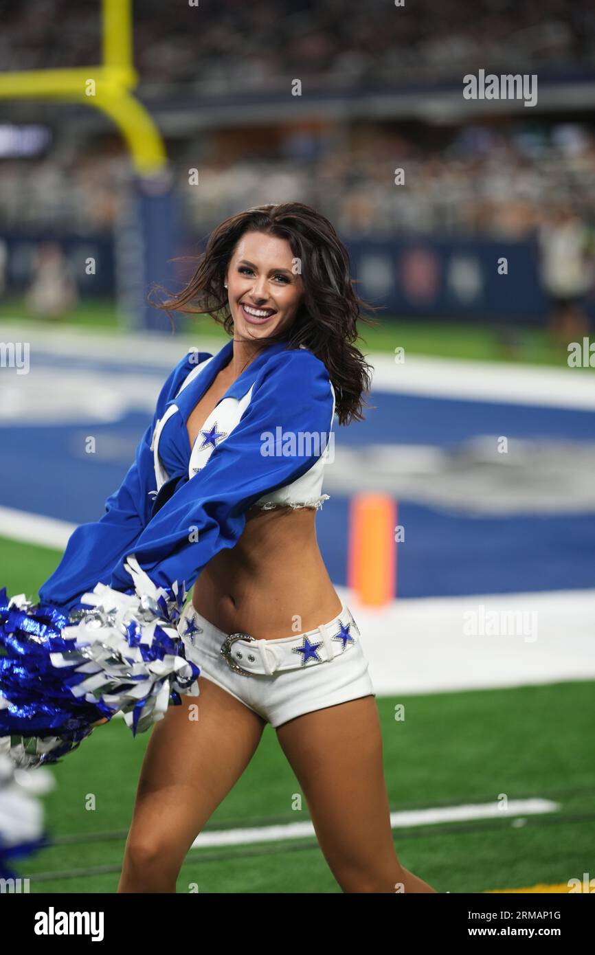 Amanda Howard, cheerleader des Dallas Cowboys, danse lors d'un match de pré-saison de la NFL entre les Raiders de Las Vegas et les Dallas Cowboys au ATT Stadium d'Arlington, Texas, le 26 août 2023. Les Cowboys ont battu les Raiders 31-16. (Max Siker / image du sport) Banque D'Images