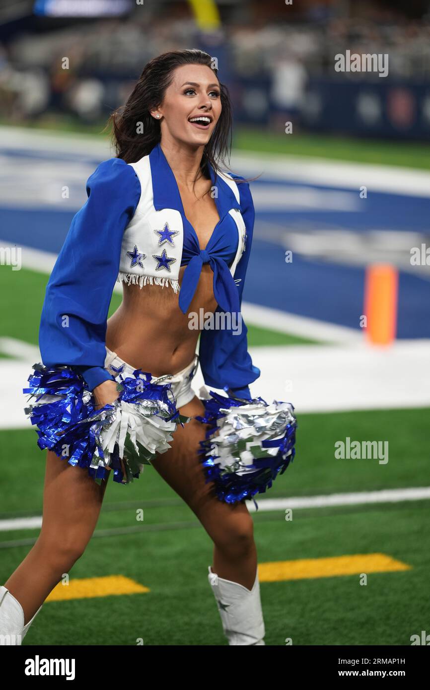 Amanda Howard, cheerleader des Dallas Cowboys, danse lors d'un match de pré-saison de la NFL entre les Raiders de Las Vegas et les Dallas Cowboys au ATT Stadium d'Arlington, Texas, le 26 août 2023. Les Cowboys ont battu les Raiders 31-16. (Max Siker / image du sport) Banque D'Images