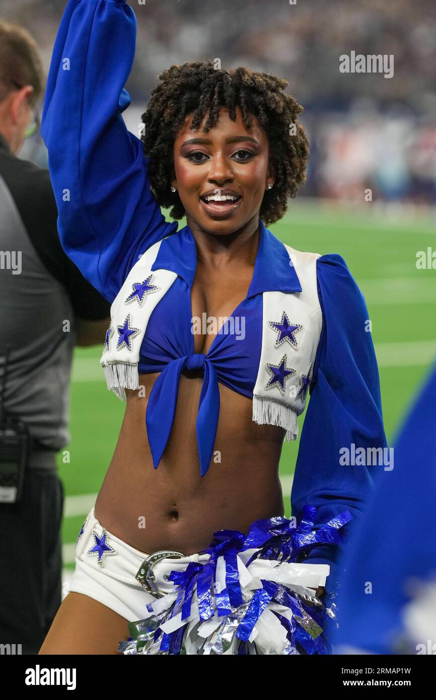 La cheerleader des Dallas Cowboys Kally Bathea joue lors d'un match de pré-saison NFL entre les Raiders de Las Vegas et les Dallas Cowboys au ATT Stadium d'Arlington, Texas, le 26 août 2023. Les Cowboys ont battu les Raiders 31-16. (Max Siker / image du sport) Banque D'Images