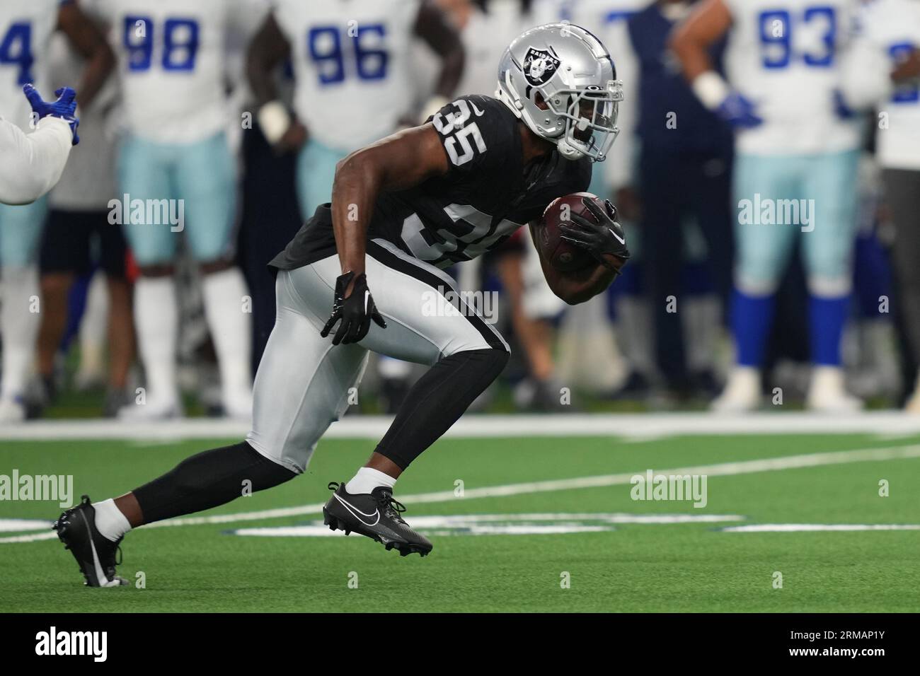 Le Las Vegas Running Back Zamir White (35) lance le ballon lors d'un match de pré-saison de la NFL entre les Raiders de Las Vegas et les Cowboys de Dallas au ATT Stadium d'Arlington, Texas, le 26 août 2023. Les Cowboys ont battu les Raiders 31-16. (Max Siker / image du sport) Banque D'Images
