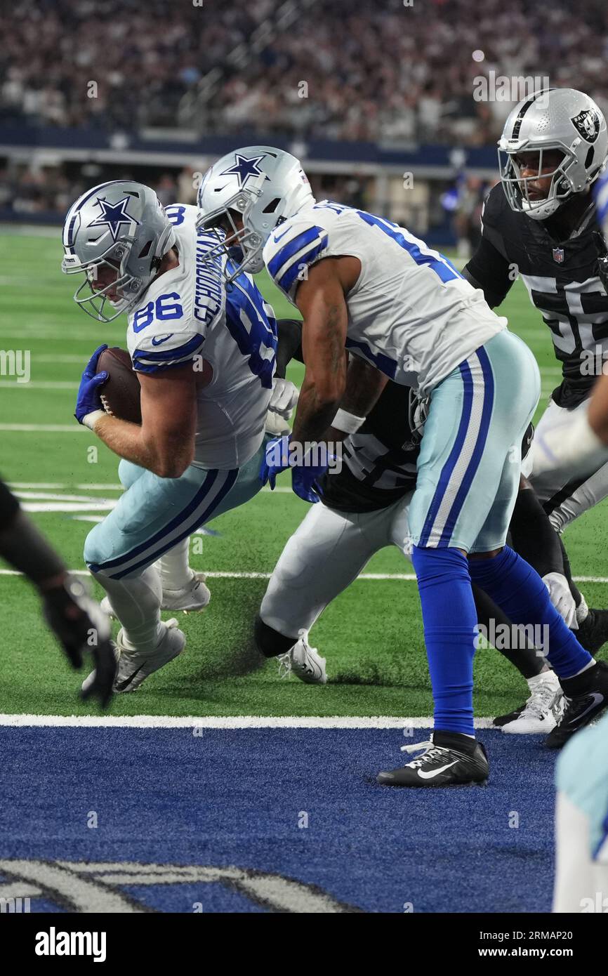 Le Tight End des Dallas Cowboys Luke Schoonmaker (86) marque un touchdown lors d'un match de pré-saison NFL entre les Raiders de Las Vegas et les Dallas Cowboys au ATT Stadium d'Arlington, Texas, le 26 août 2023. Les Cowboys ont battu les Raiders 31-16. (Max Siker / image du sport) Banque D'Images