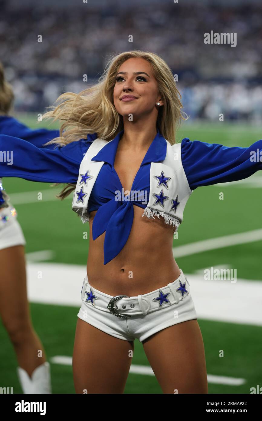Dani McGinnis, cheerleader des Dallas Cowboys, joue lors d'un match de pré-saison NFL entre les Raiders de Las Vegas et les Dallas Cowboys au ATT Stadium d'Arlington, Texas, le 26 août 2023. Les Cowboys ont battu les Raiders 31-16. (Max Siker / image du sport) Banque D'Images