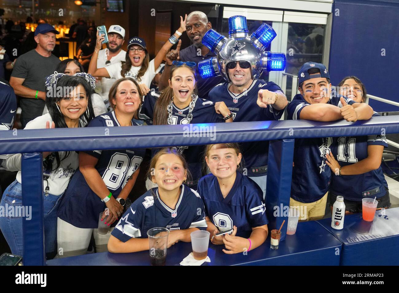 Gregg Walker (alias Wreckin Ball), fan des Dallas Cowboys, est entouré d'amis et de famille lors d'un match de pré-saison de la NFL entre les Raiders de Las Vegas et les Dallas Cowboys au ATT Stadium d'Arlington, Texas, le 26 août 2023. Les Cowboys ont battu les Raiders 31-16. (Max Siker / image du sport) Banque D'Images