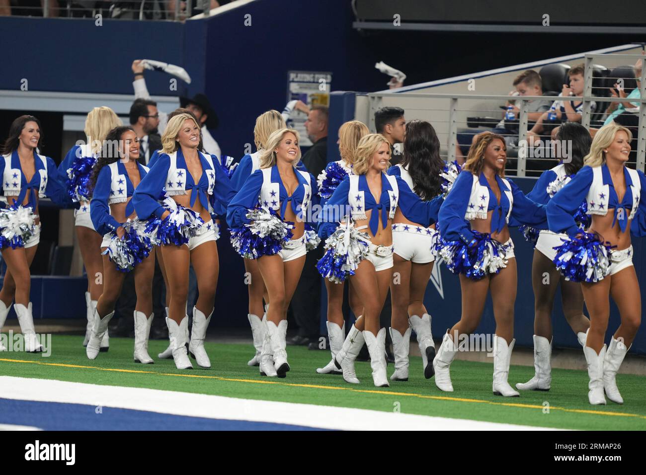 Les pom-champions des Dallas Cowboys se saluent lors d'un match de pré-saison NFL entre les Raiders de Las Vegas et les Dallas Cowboys au ATT Stadium d'Arlington, Texas, le 26 août 2023. Les Cowboys ont battu les Raiders 31-16. (Max Siker / image du sport) Banque D'Images