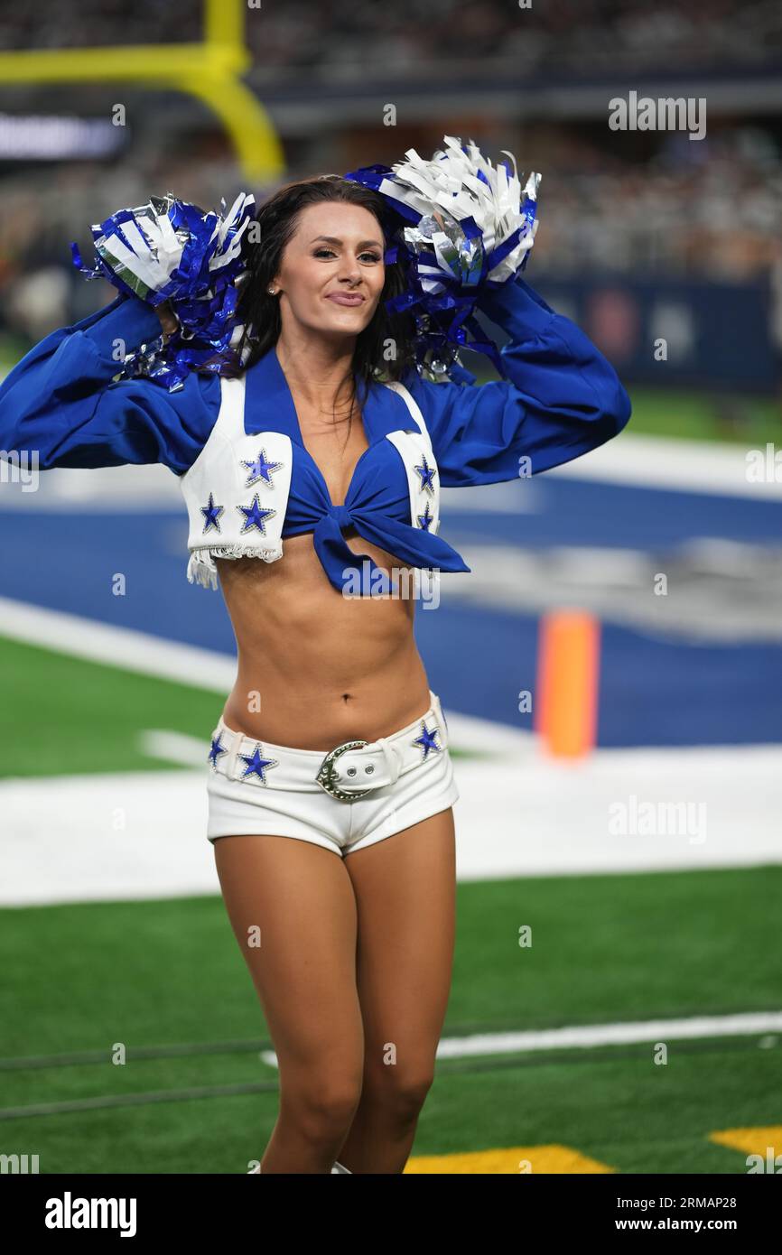 Amanda Howard, cheerleader des Dallas Cowboys, danse lors d'un match de pré-saison de la NFL entre les Raiders de Las Vegas et les Dallas Cowboys au ATT Stadium d'Arlington, Texas, le 26 août 2023. Les Cowboys ont battu les Raiders 31-16. (Max Siker / image du sport) Banque D'Images