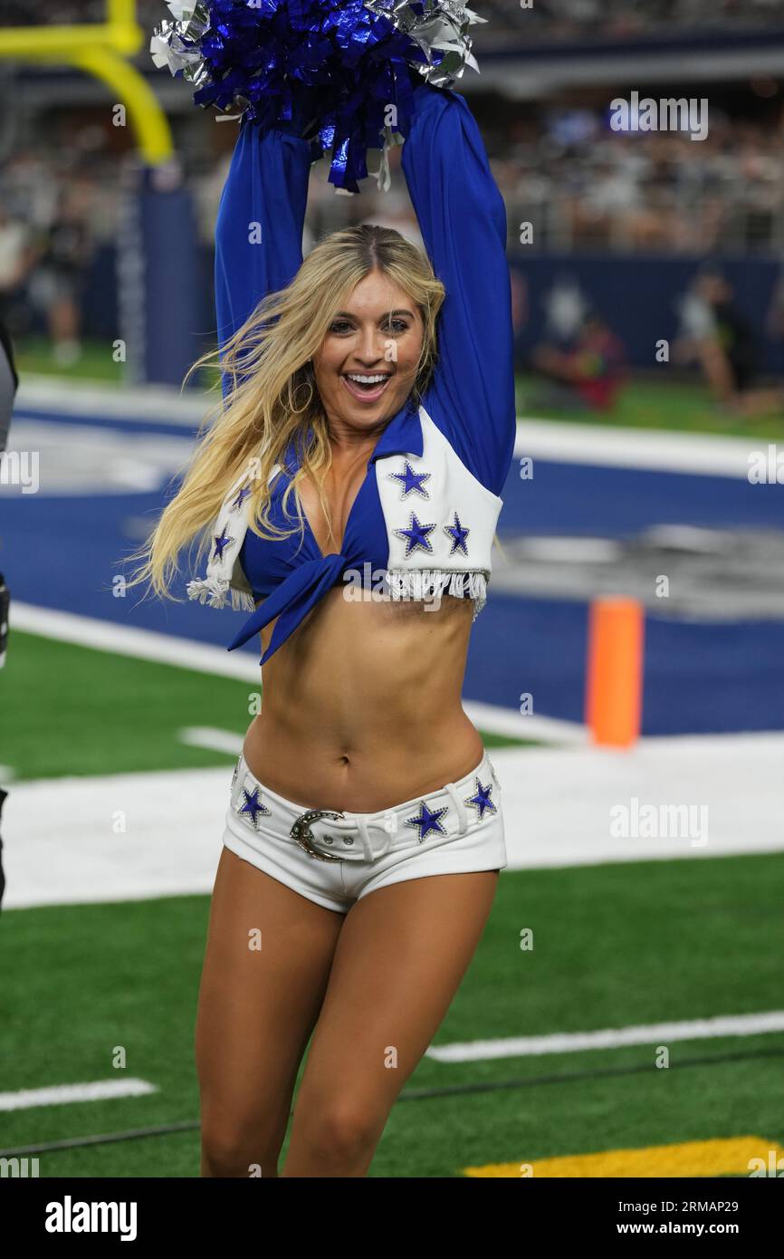 Les Dallas Cowboys dansent lors d'un match de pré-saison de la NFL entre les Raiders de Las Vegas et les Dallas Cowboys au ATT Stadium d'Arlington, Texas, le 26 août 2023. Les Cowboys ont battu les Raiders 31-16. (Max Siker / image du sport) Banque D'Images