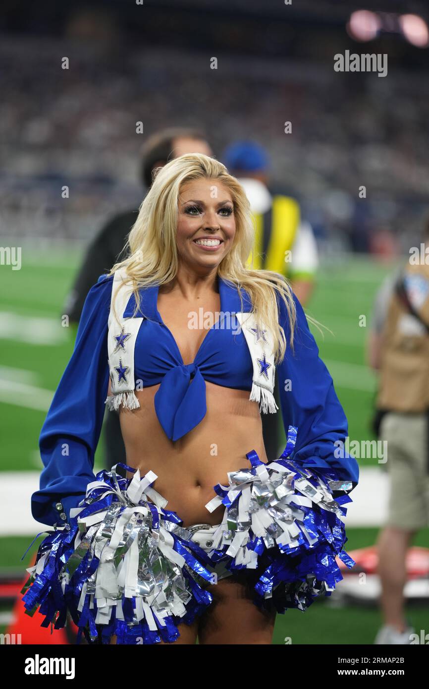 Victoria Kalina, meneuse des Dallas Cowboys, joue lors d'un match de pré-saison NFL entre les Raiders de Las Vegas et les Dallas Cowboys au ATT Stadium d'Arlington, Texas, le 26 août 2023. Les Cowboys ont battu les Raiders 31-16. (Max Siker / image du sport) Banque D'Images