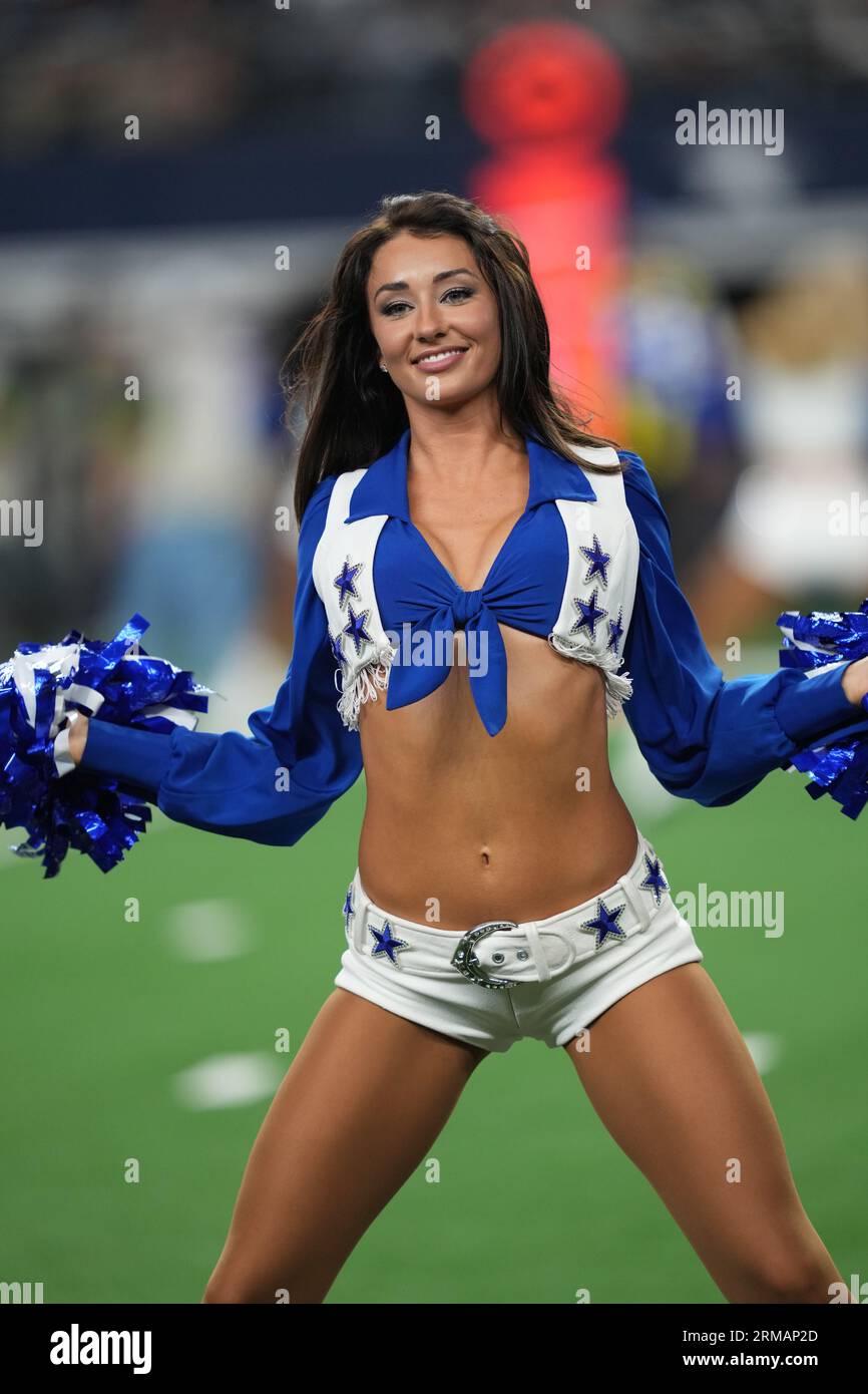 Kelcey Wetterberg, cheerleader des Dallas Cowboys, danse lors d'un match de pré-saison de la NFL entre les Raiders de Las Vegas et les Dallas Cowboys au ATT Stadium d'Arlington, Texas, le 26 août 2023. Les Cowboys ont battu les Raiders 31-16. (Max Siker / image du sport) Banque D'Images