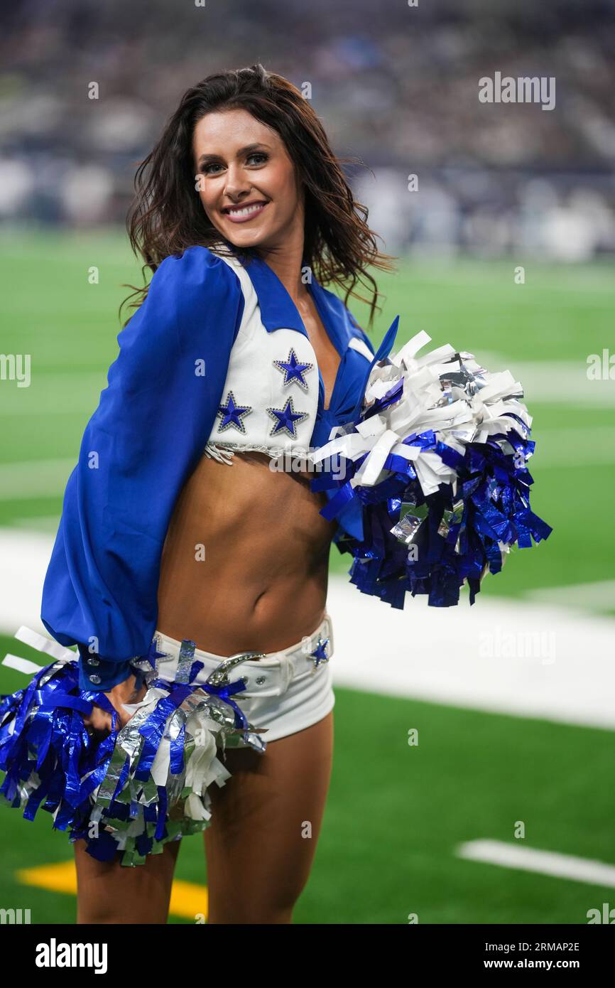 Amanda Howard, cheerleader des Dallas Cowboys, danse lors d'un match de pré-saison de la NFL entre les Raiders de Las Vegas et les Dallas Cowboys au ATT Stadium d'Arlington, Texas, le 26 août 2023. Les Cowboys ont battu les Raiders 31-16. (Max Siker / image du sport) Banque D'Images