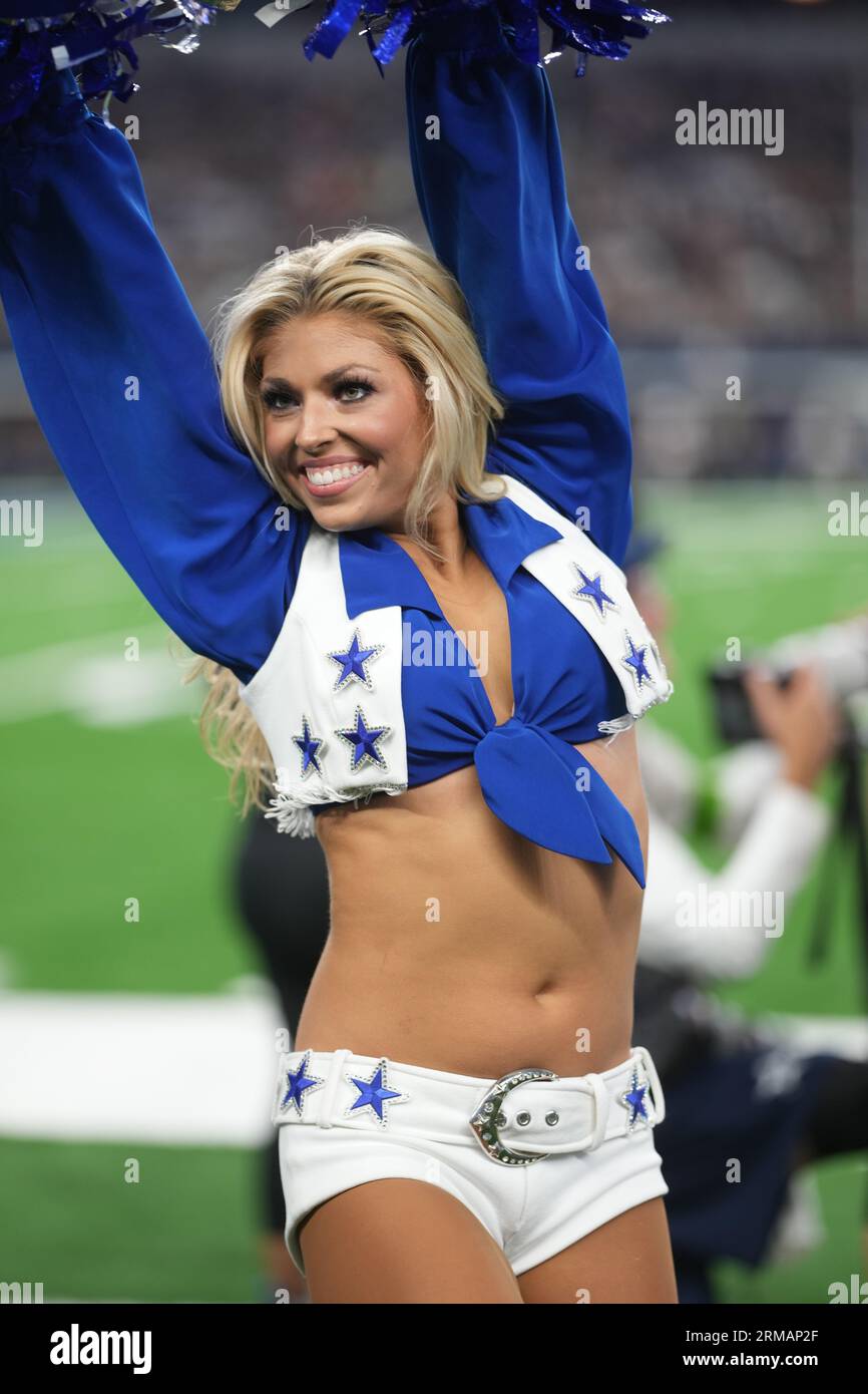 Victoria Kalina, meneuse des Dallas Cowboys, joue lors d'un match de pré-saison NFL entre les Raiders de Las Vegas et les Dallas Cowboys au ATT Stadium d'Arlington, Texas, le 26 août 2023. Les Cowboys ont battu les Raiders 31-16. (Max Siker / image du sport) Banque D'Images