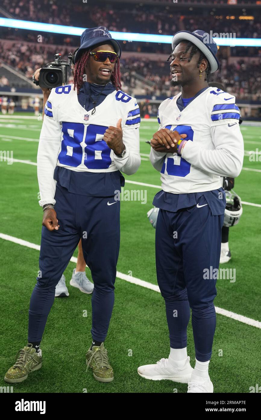 CeeDee Lamb (88) et Michael Gallup (13 ans) posent pour des photographies après un match de pré-saison de la NFL entre les Raiders de Las Vegas et les Dallas Cowboys au ATT Stadium d'Arlington, Texas, le 26 août 2023. Les Cowboys ont battu les Raiders 31-16. (Max Siker / image du sport) Banque D'Images