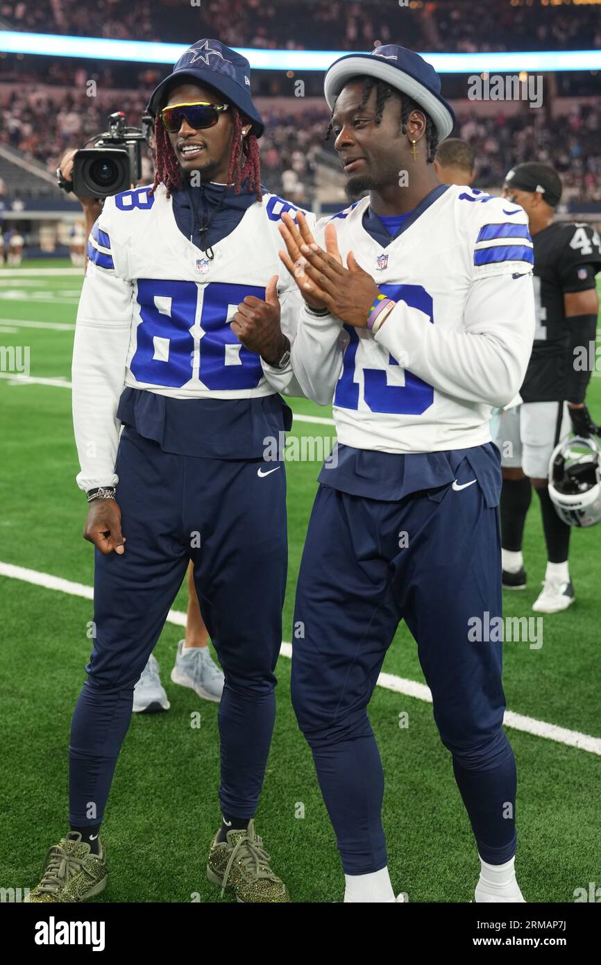 CeeDee Lamb (88) et Michael Gallup (13 ans) posent pour des photographies après un match de pré-saison de la NFL entre les Raiders de Las Vegas et les Dallas Cowboys au ATT Stadium d'Arlington, Texas, le 26 août 2023. Les Cowboys ont battu les Raiders 31-16. (Max Siker / image du sport) Banque D'Images