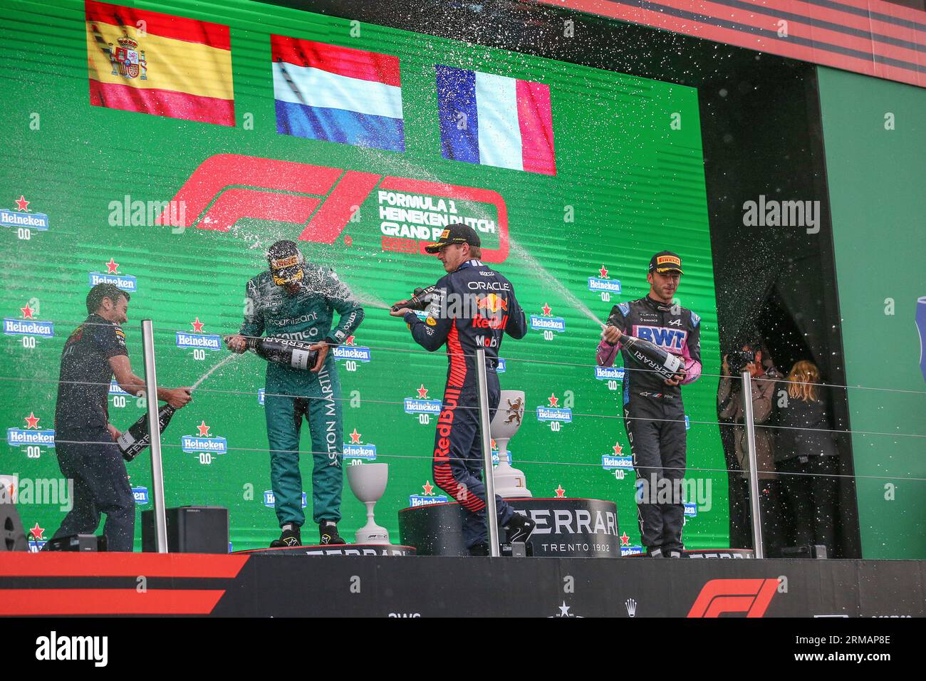 Zandvoort, pays-Bas le 27 août 2023 Zandvoort, pays-Bas. 27 août 2023. Max Verstappen 1 (NED), HONDA Red Bull Racing RB19 célèbre sa victoire avec Fernando Alonso 14 (SPA), Aston Martin AMR-23 2023 Pierre Gasly 10 (FRA), Alpine A523 avec champagne sur le podium lors du GRAND PRIX NÉERLANDAIS HEINEKEN 1 au circuit CM.com Zandvoort, Zandvoort, pays-Bas le 27 août 2023 crédit : chaque deuxième Media/Alamy Live News Banque D'Images