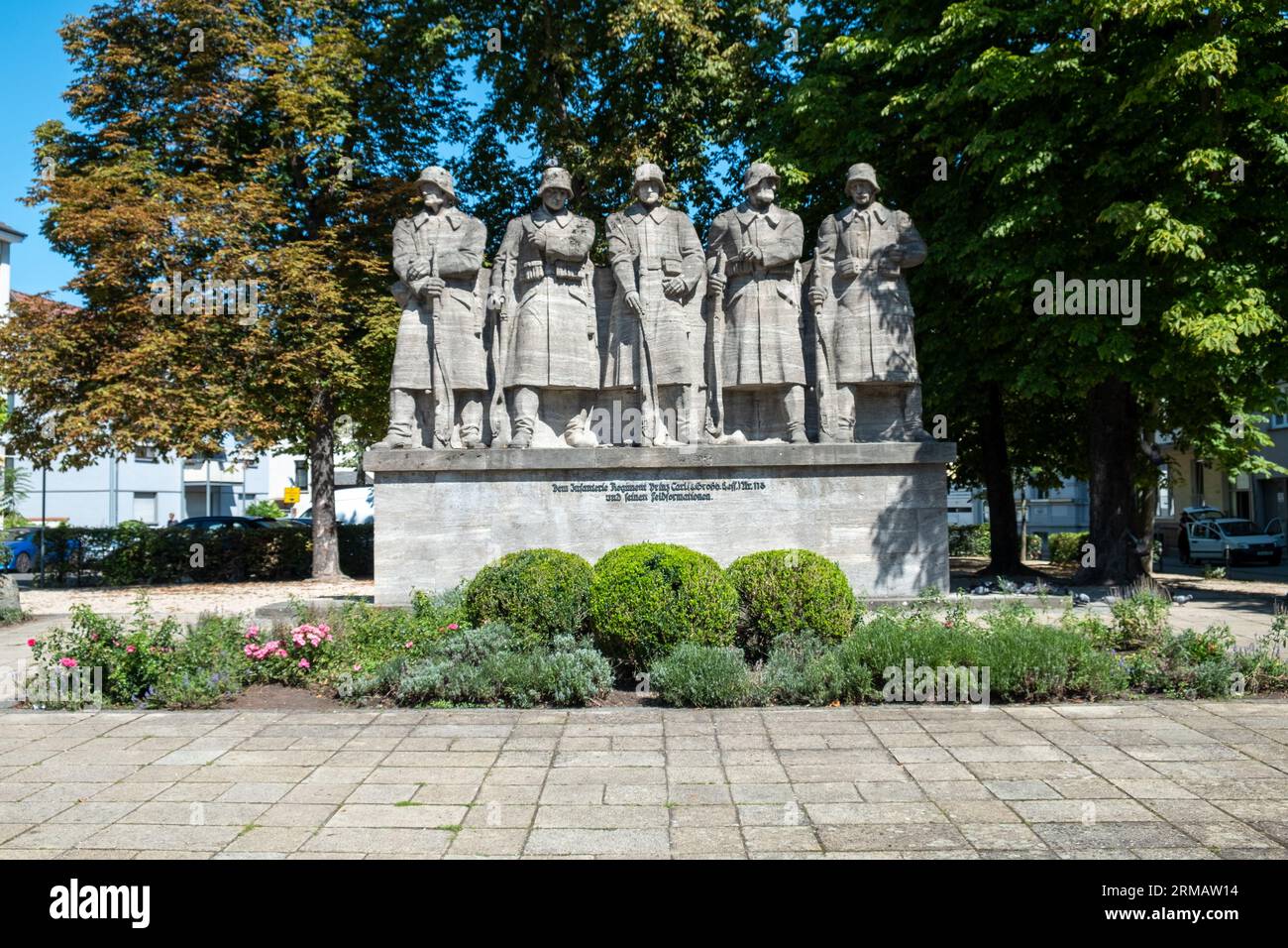 Worms, Allemagne - 21 août 2023 : monument commémoratif de la guerre de pierre représentant cinq soldats dédiés au régiment d'infanterie 'Prince carl' n ° 118 dans la ville de Worms en G. Banque D'Images