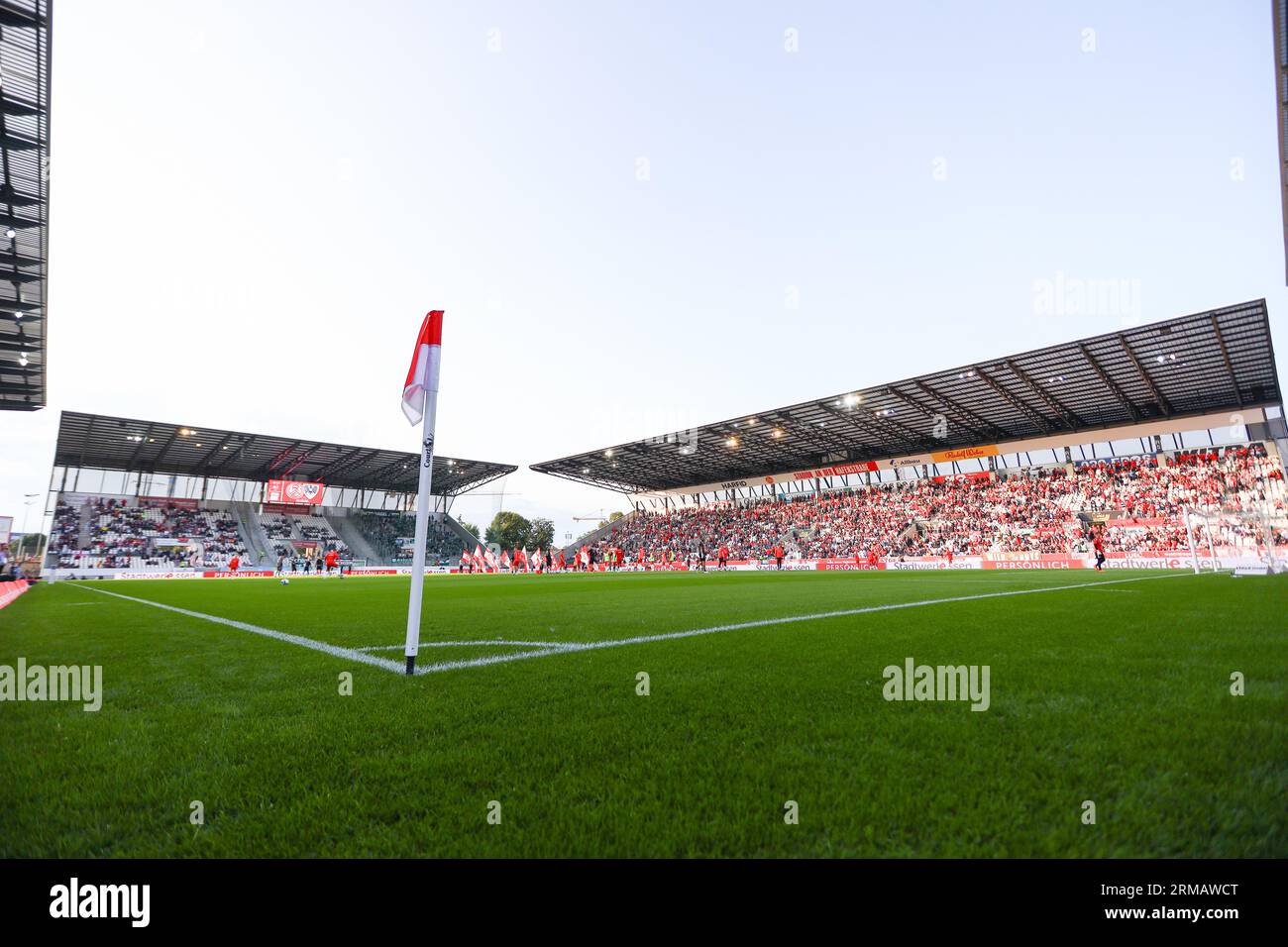 Essen, Allemagne, 27.08.2023. Rot-Weiss Essen vs. SC Preussen Muenster, football, 3. Liga, Journée 4, saison 2023/2024. Stadion an der Hafenstrasse, Essen LA RÉGLEMENTATION DFL INTERDIT TOUTE UTILISATION DE PHOTOGRAPHIES COMME SÉQUENCES D'IMAGES ET/OU QUASI-VIDÉO. Crédit : newsNRW / Alamy Live News Banque D'Images