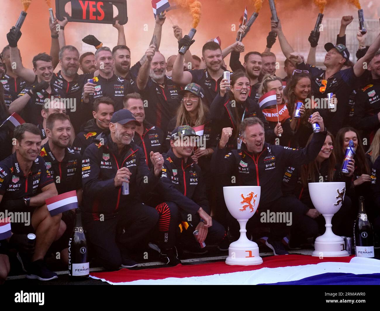 Max Verstappen de Red Bull Racing (au centre) avec le directeur de l'équipe Christian Horner et le directeur de la technologie Adrian Newey célèbrent la victoire du Grand Prix des pays-Bas avec leur équipe après le Grand Prix des pays-Bas 2023 au circuit Zandvoort CM.com à Zandvoort, aux pays-Bas. Date de la photo : dimanche 27 août 2023. Banque D'Images