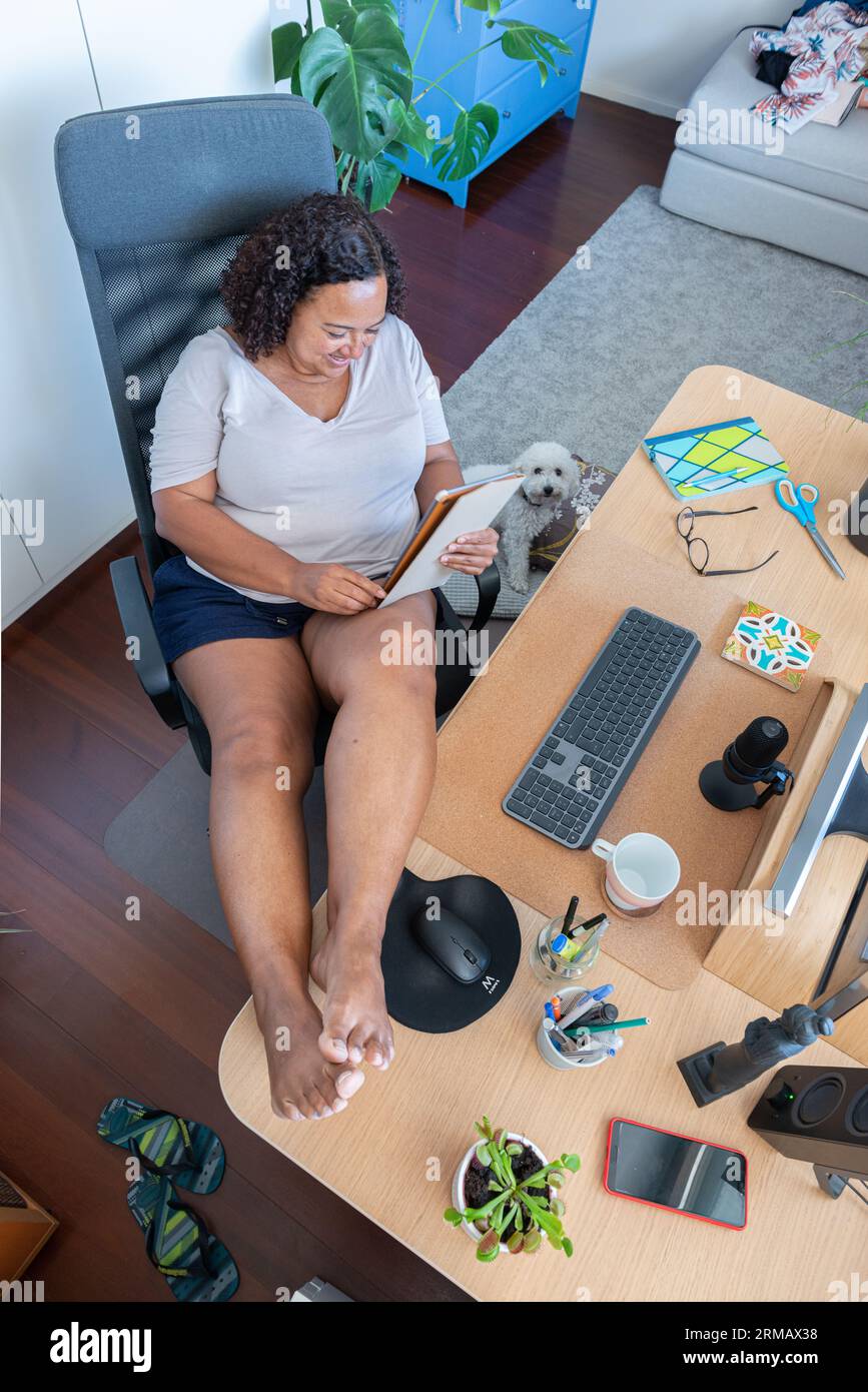 Femme travaillant à domicile Banque D'Images